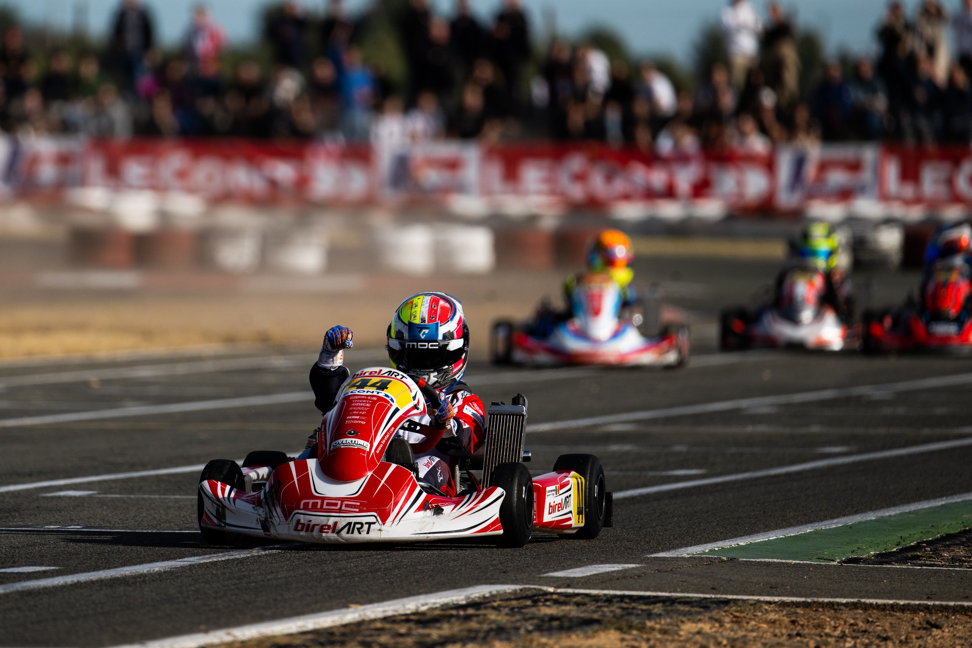 Tony Cachafeiro celebra a la pista el triomf en la cursa.