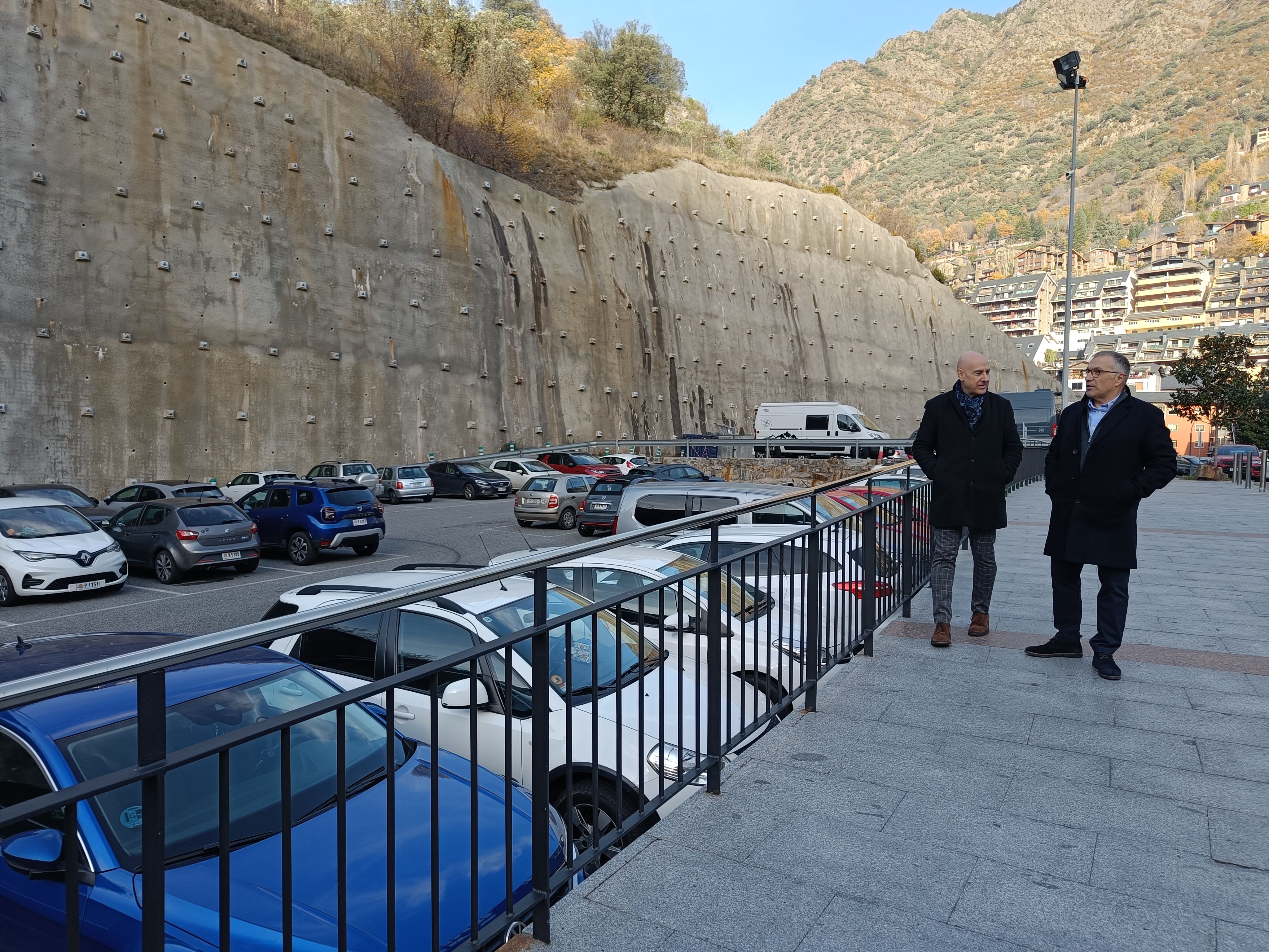 Quim Dolsa i Valentí Closa davant de la parcel·la del Falgueró de titularitat comunal.