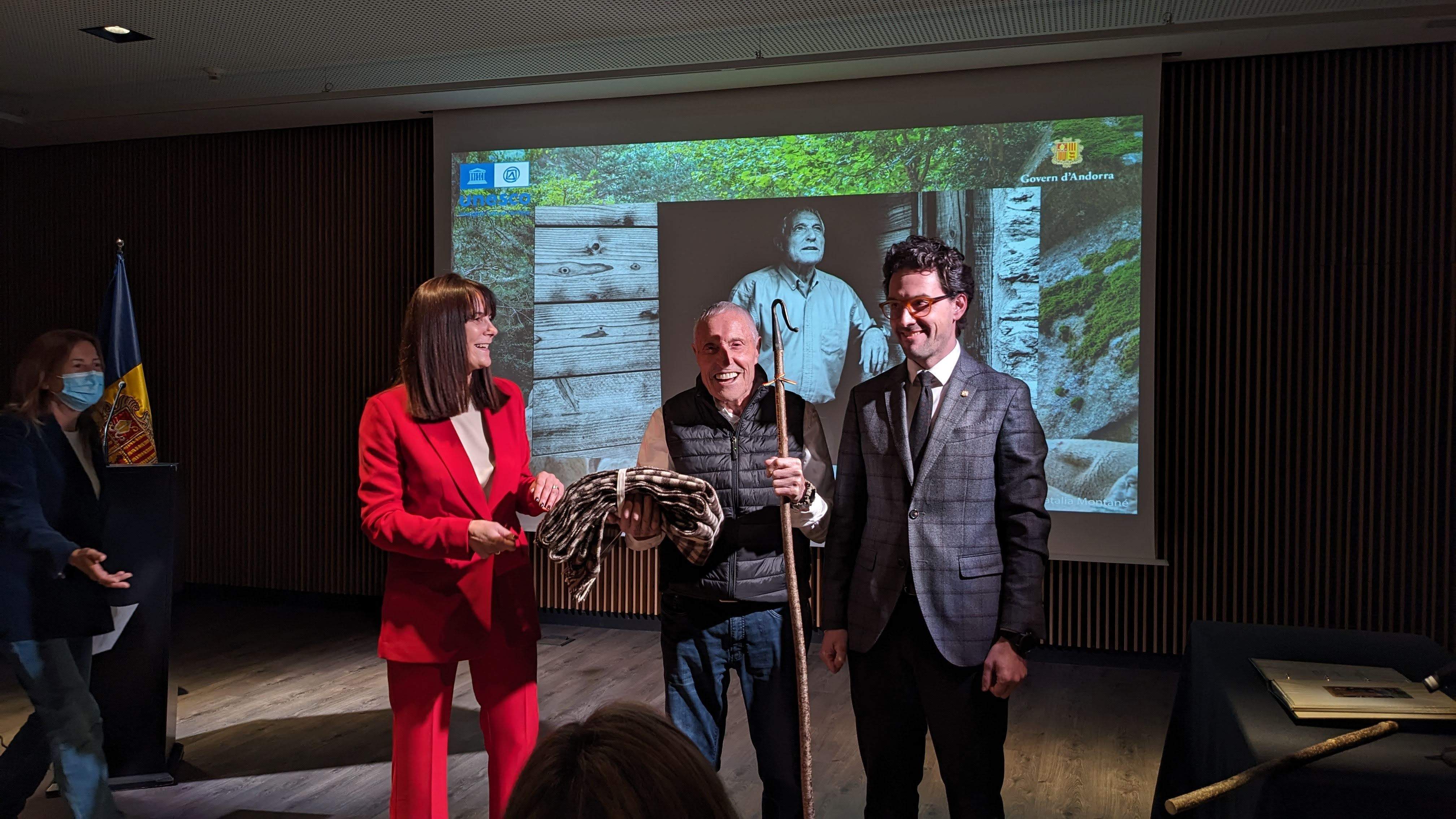 Pere Torres de Cal Tresà d'Encamp, al centre, amb Mònica Bonell i Guillem Casal