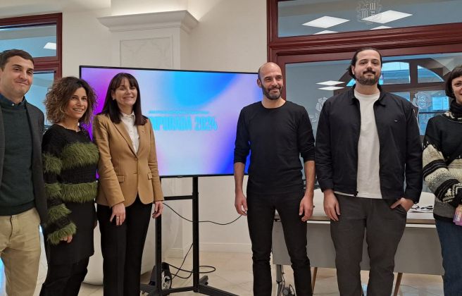 Bonell i Joval, amb alguns dels artistes que actuaran en la temporada.