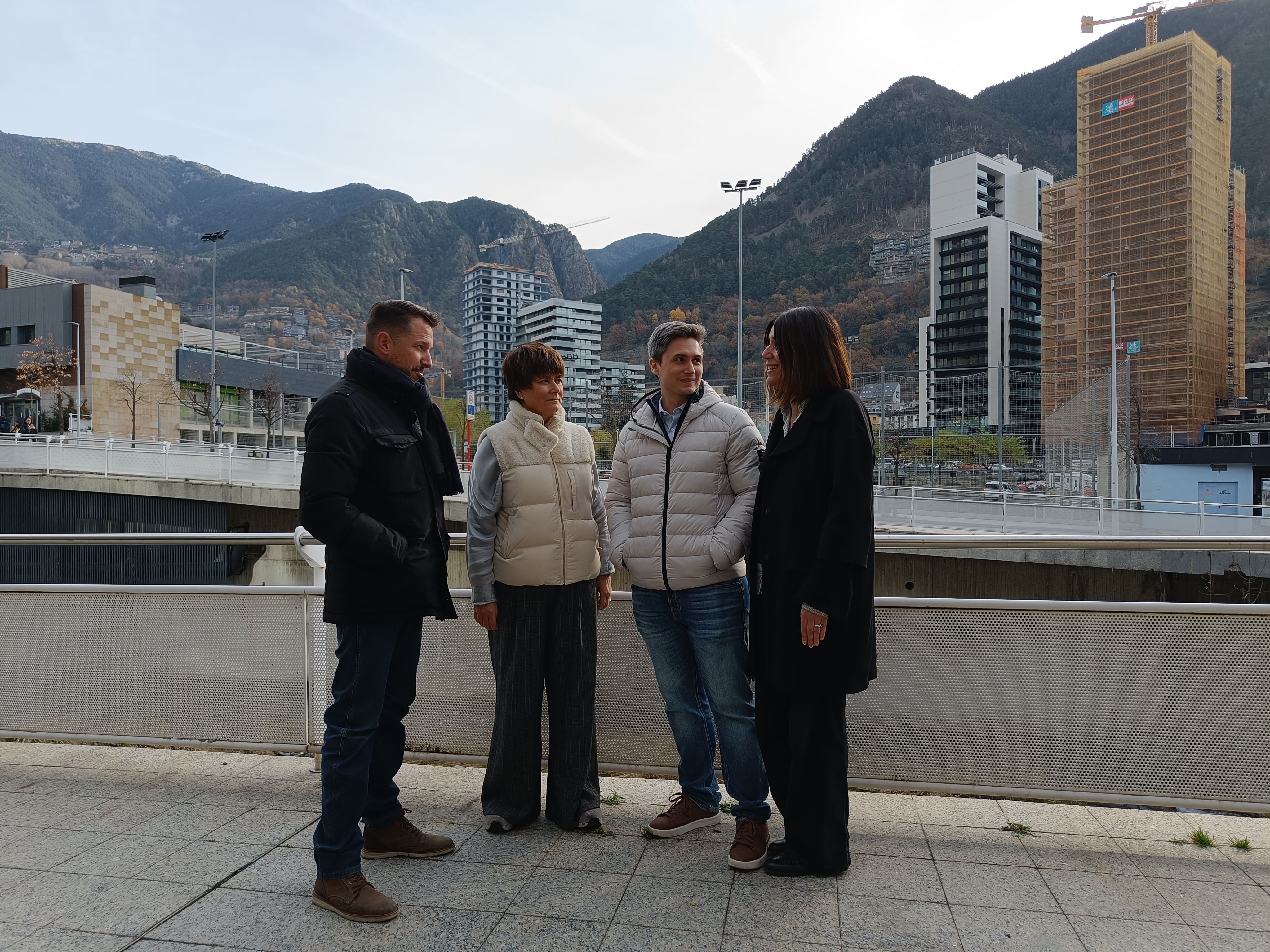 Els membres de la candidatura de Demòcrates, aquest dimarts, amb les torres al fons.