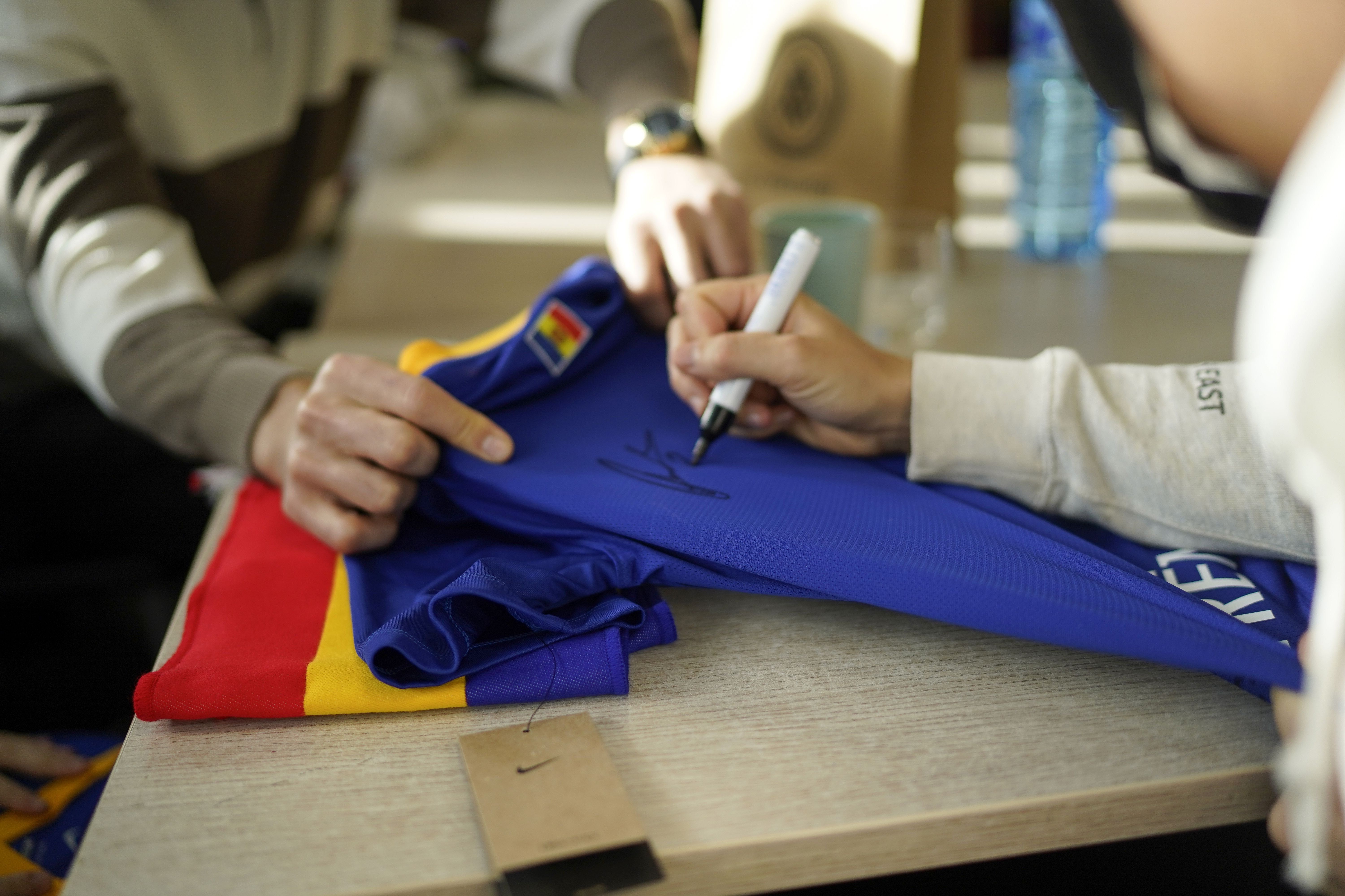 Els jugadors han signat bufandes... Els jugadors han signat bufandes...