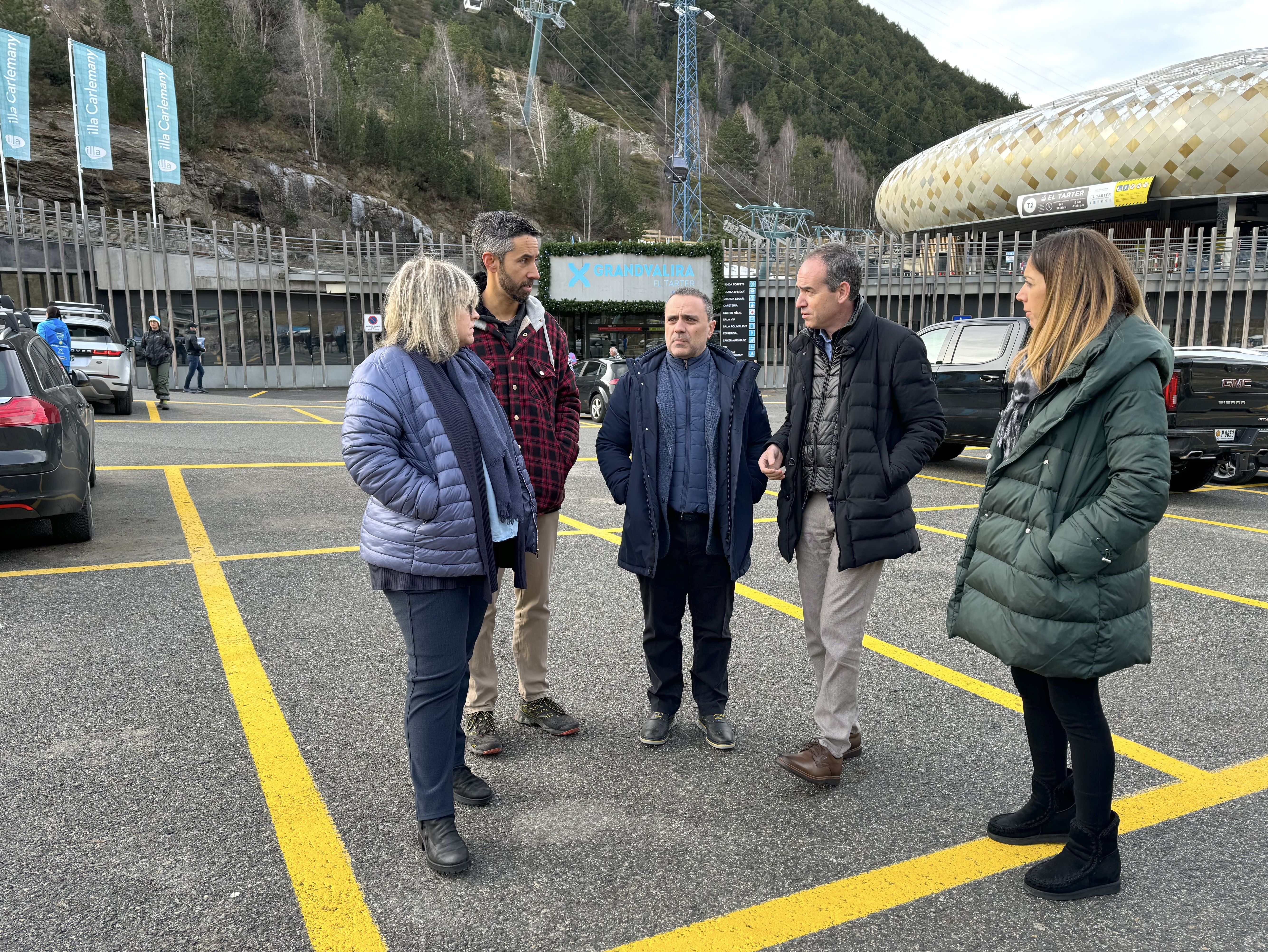 Els candidats demòcrates, amb el cap de llista Jordi Alcobé, a la zona de l'aparcament del Tarter.