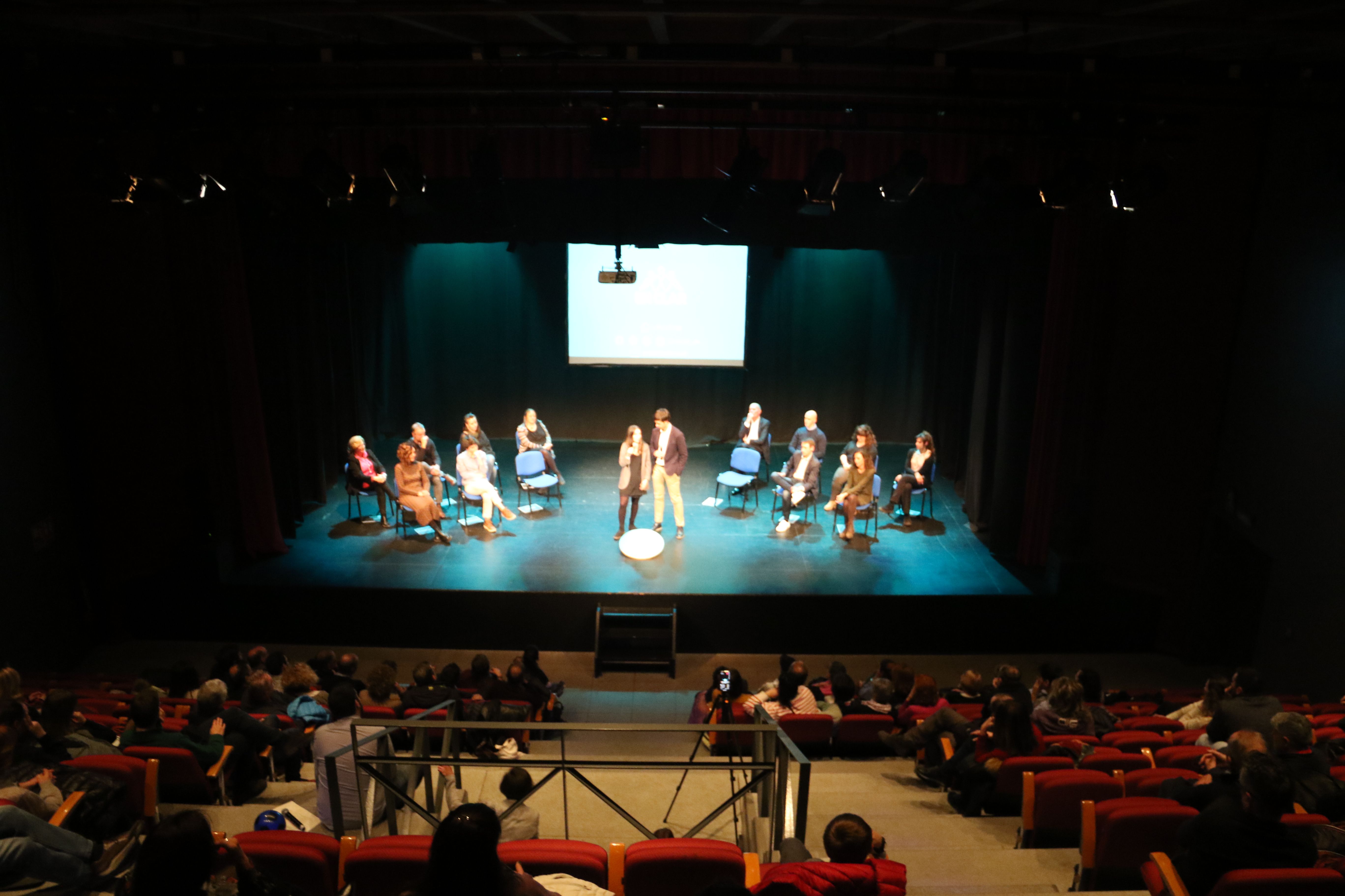 Prop d'un centenar de persones s'han aplegat al Teatre Comunal.