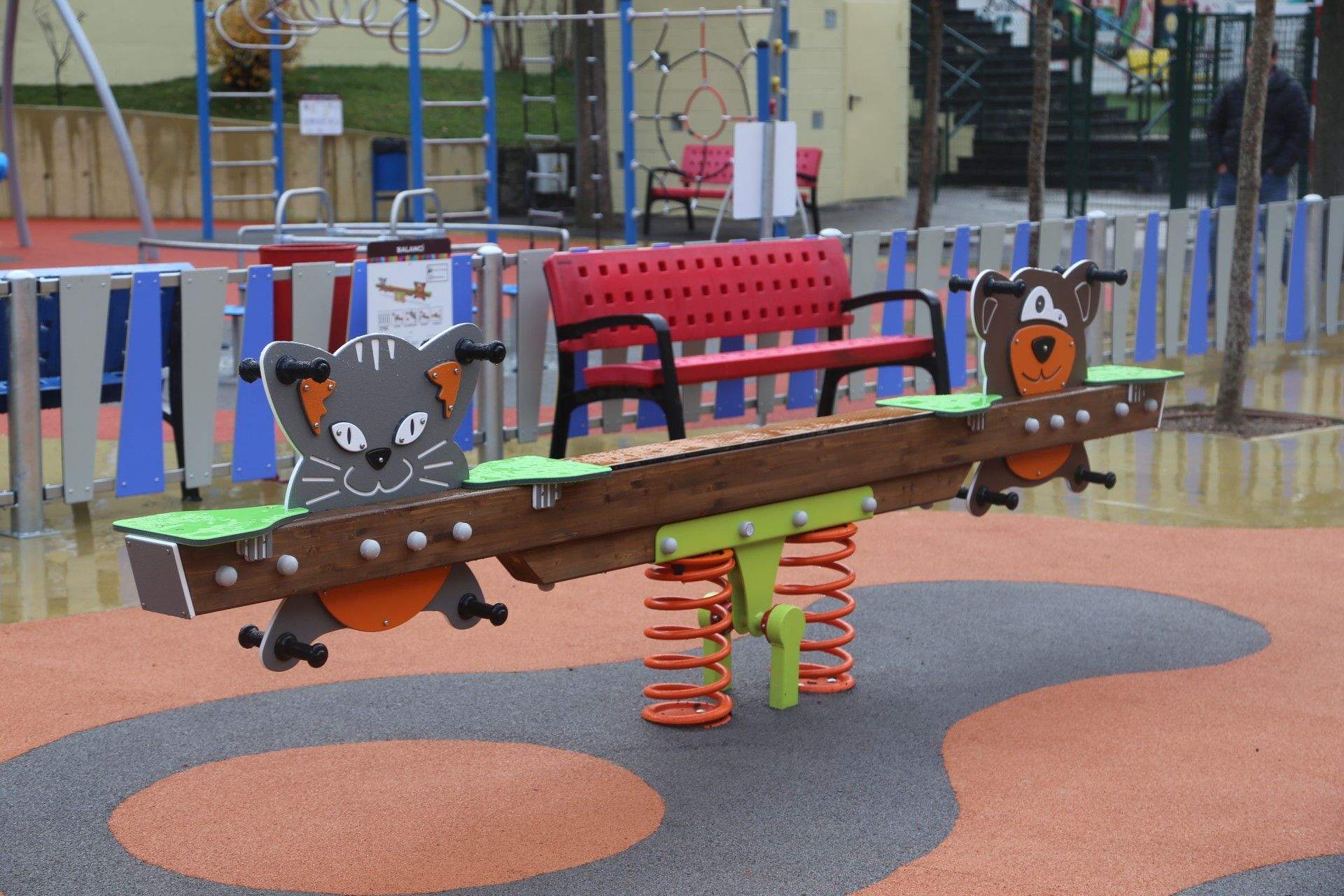 Nous elements de joc al parc.