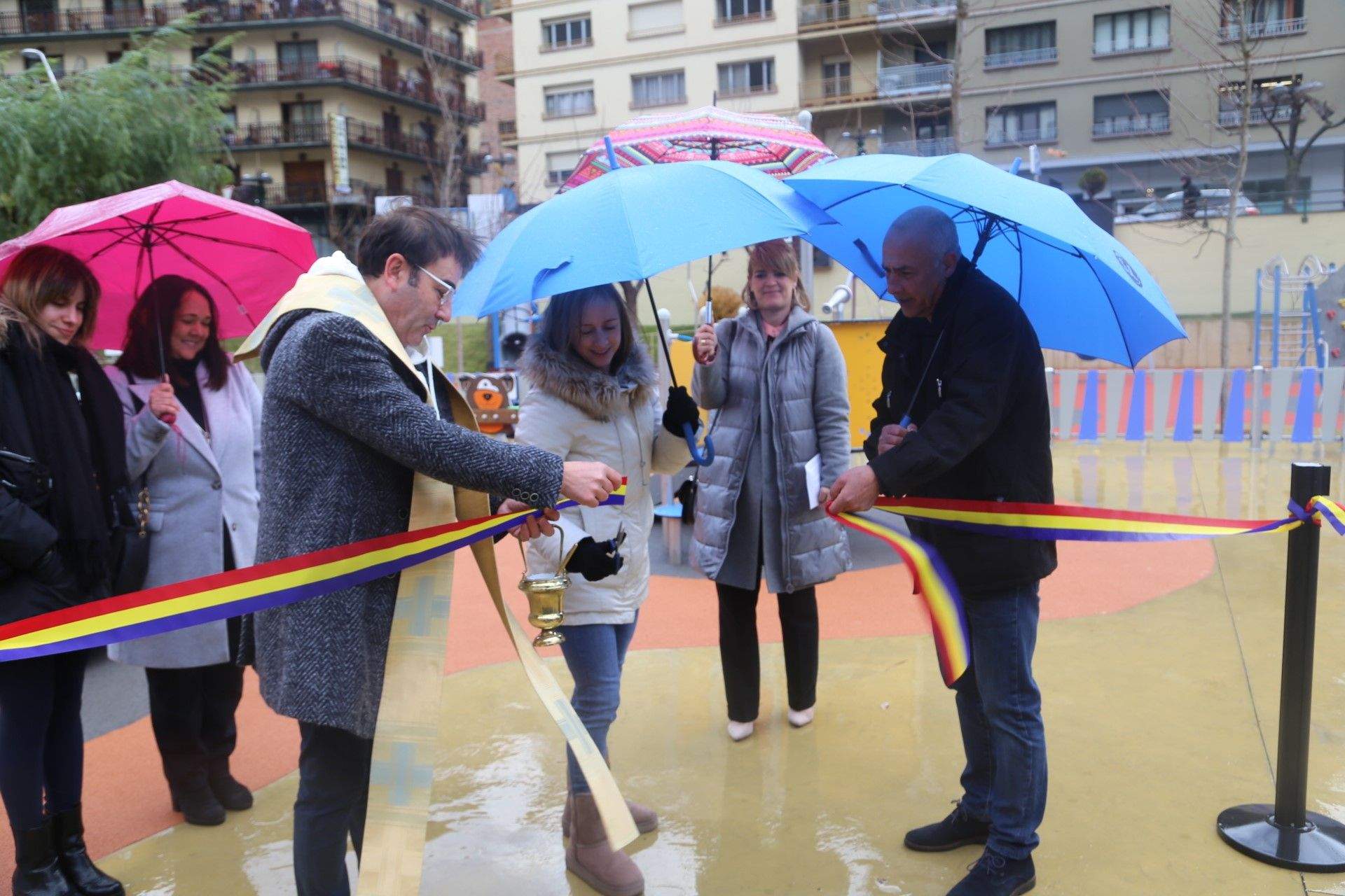 Tall de la cinta inaugural.