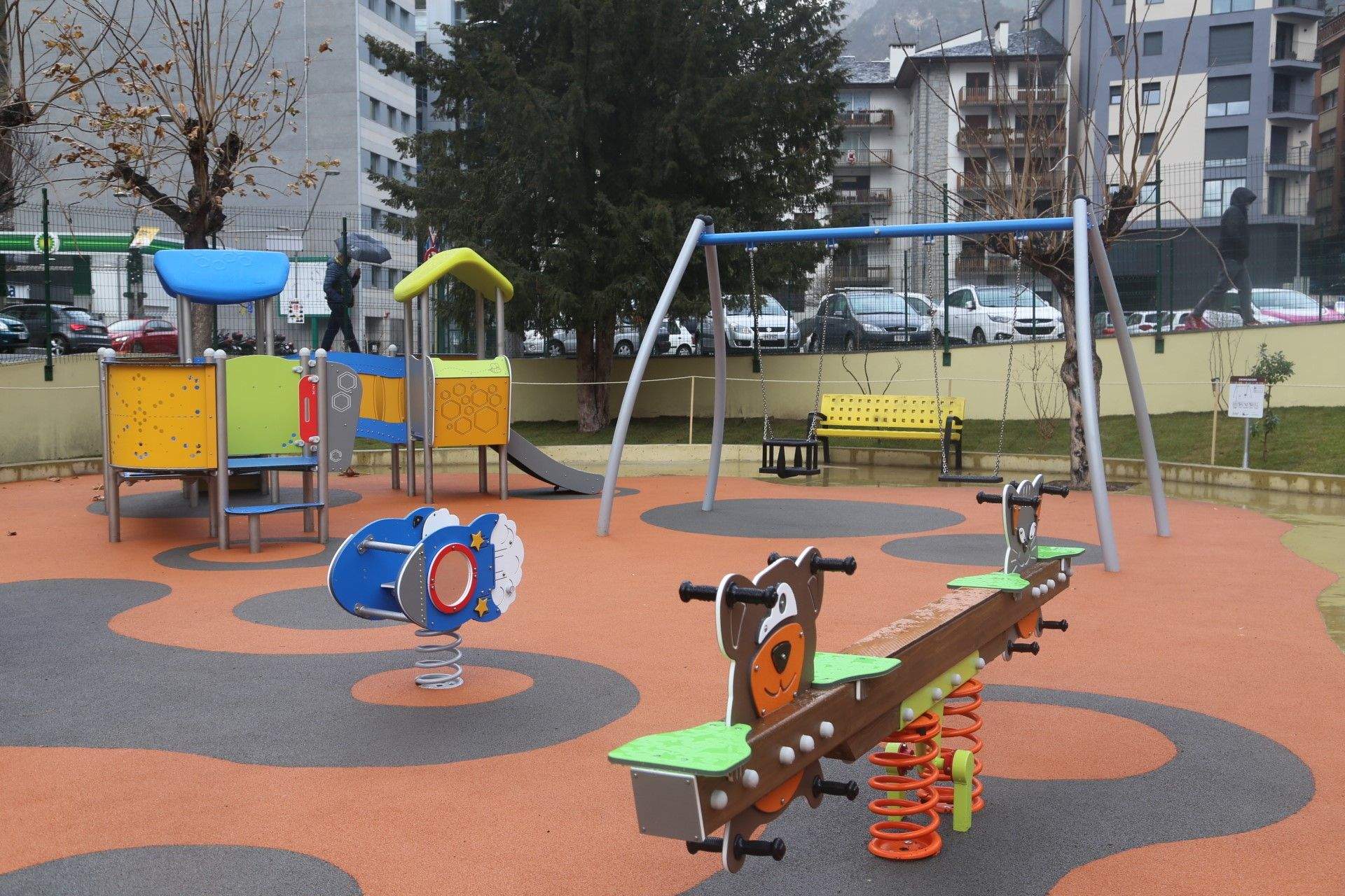 Nous elements de joc al parc.