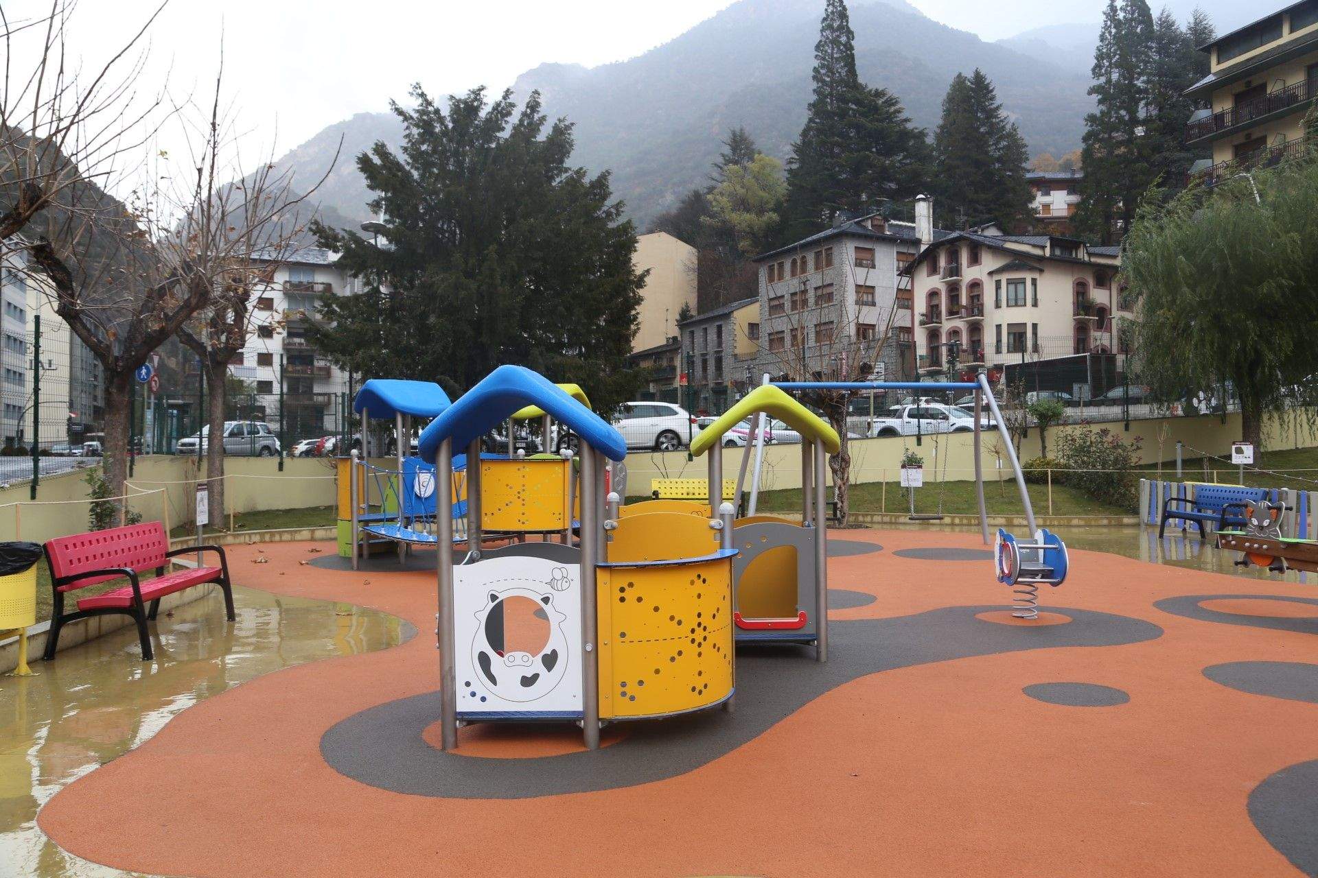 Nous elements de joc al parc.