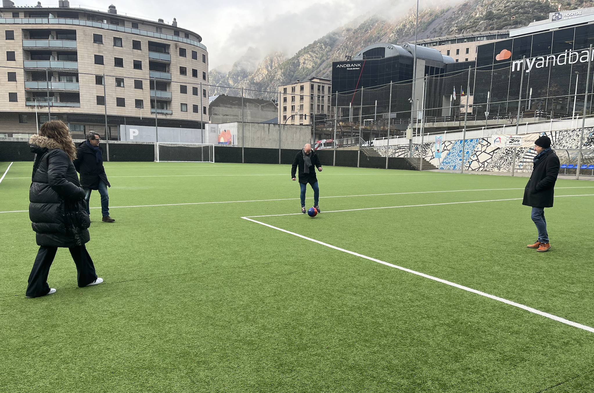 Membres de la candidatura de Consens jugant a futbol a la instal·lació del Prat del Roure.