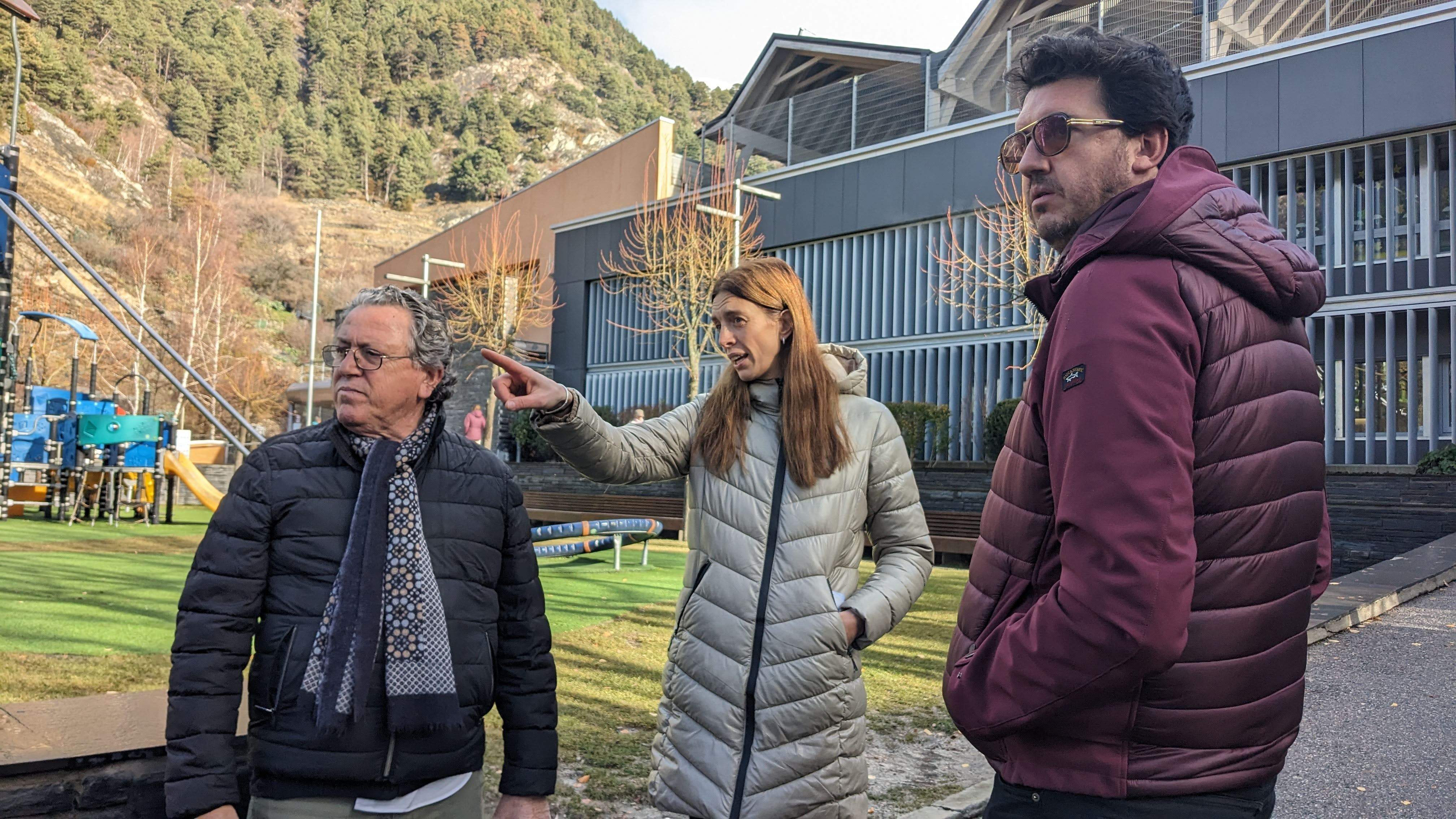 Jordina Bringué, al centre, amb Enric Dolsa i Edgar Pujal al parc de Prat de Call a Ordino