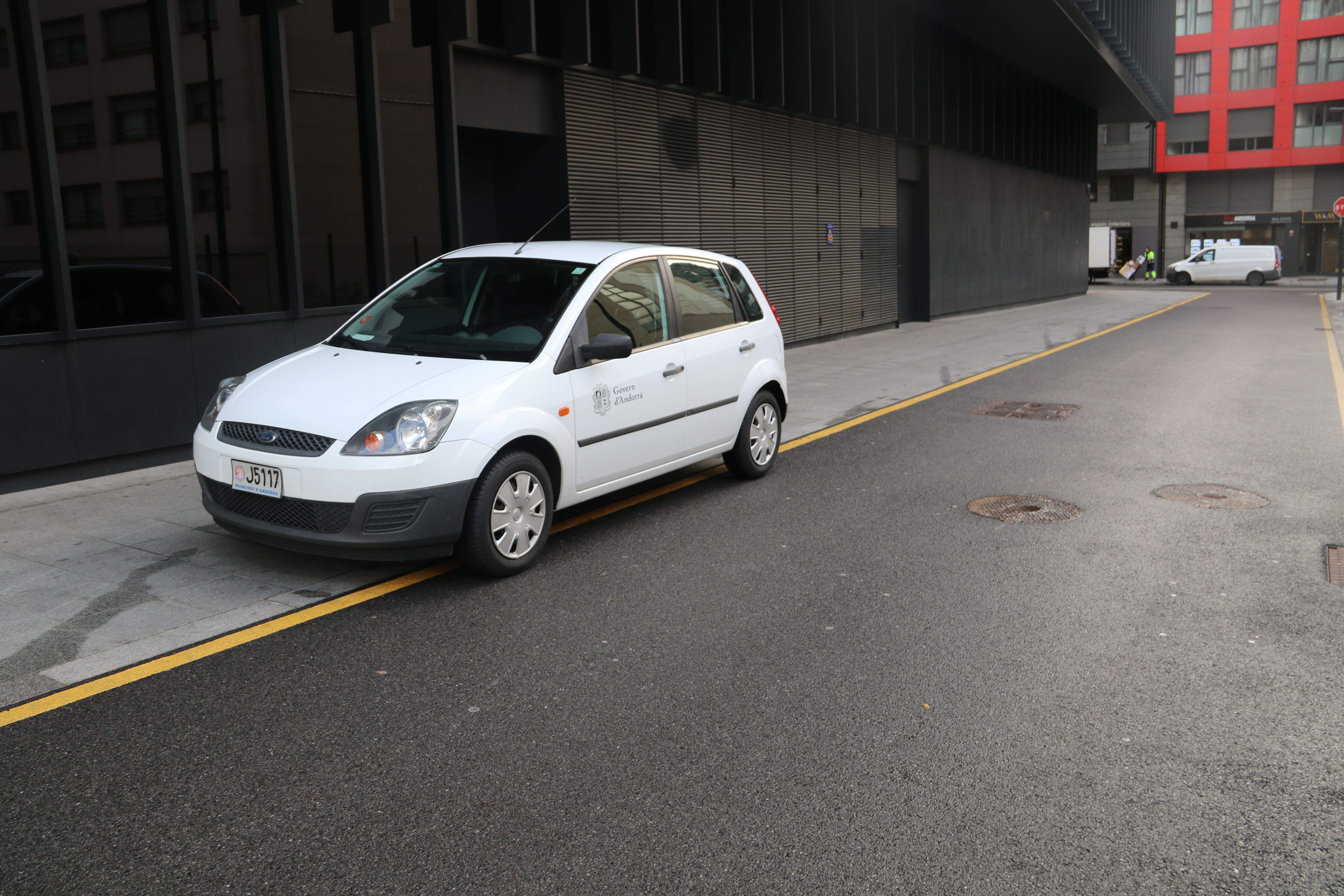 El vehicle indegudament estacionat.