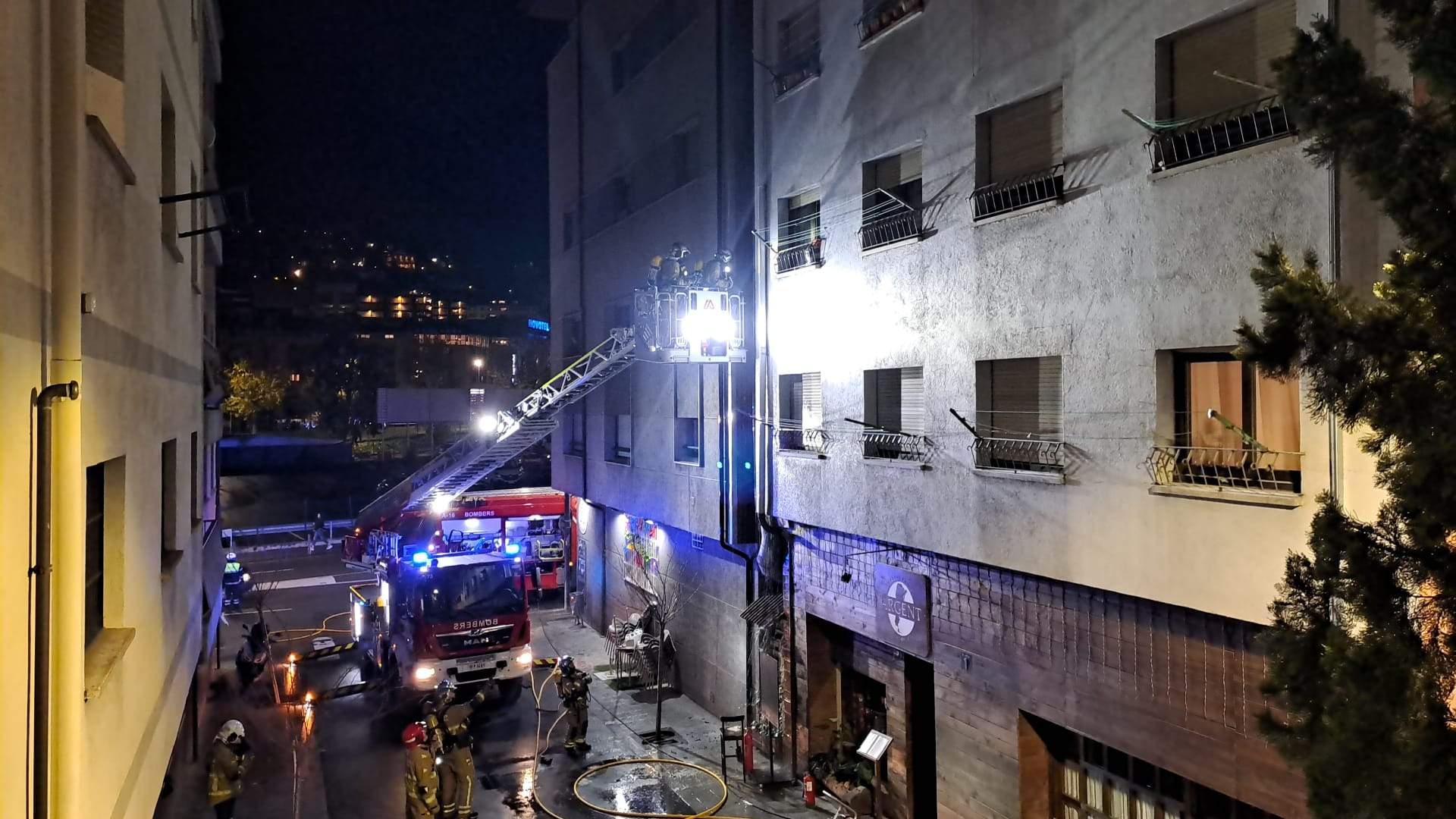 Els bombers treballant en l'extinció d'un incendi en un restaurant de la capital.
