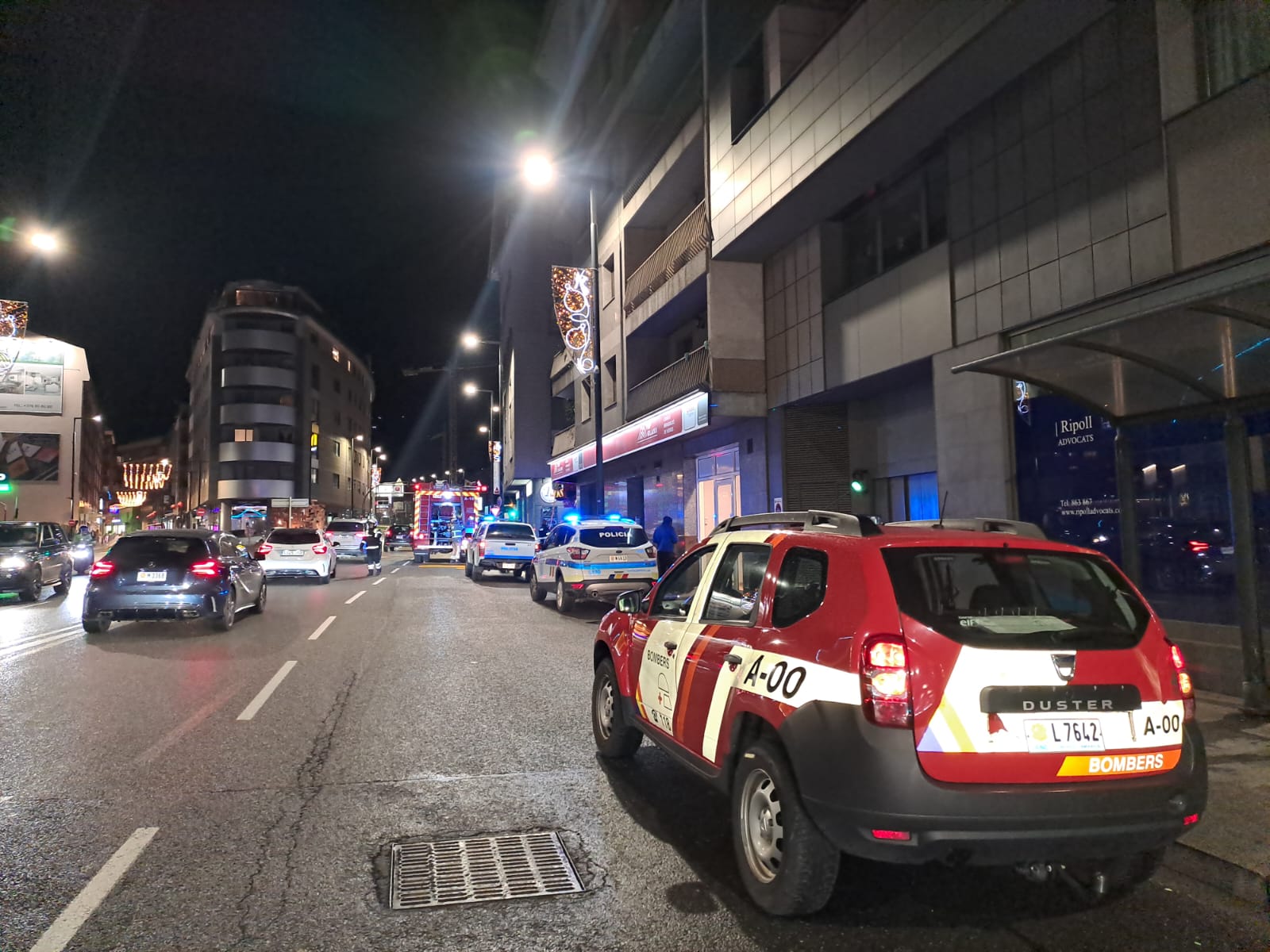 Vehicles de la policia i bombers a l'avinguda Tarragona.