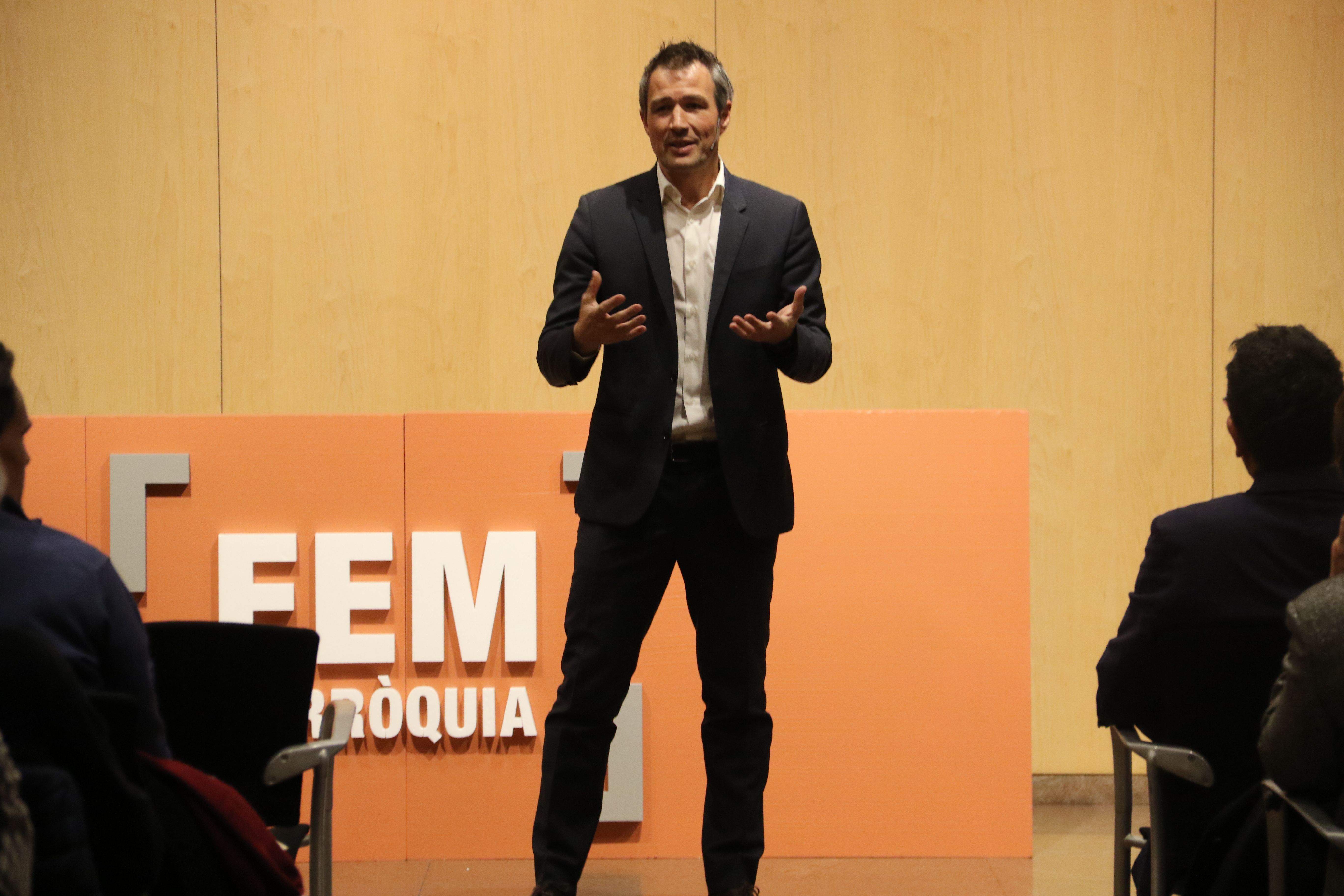 David Astrié durant aquest electoral aquest dijous a la nit. La portaveu del Sindicat, Rebeca Bonache.