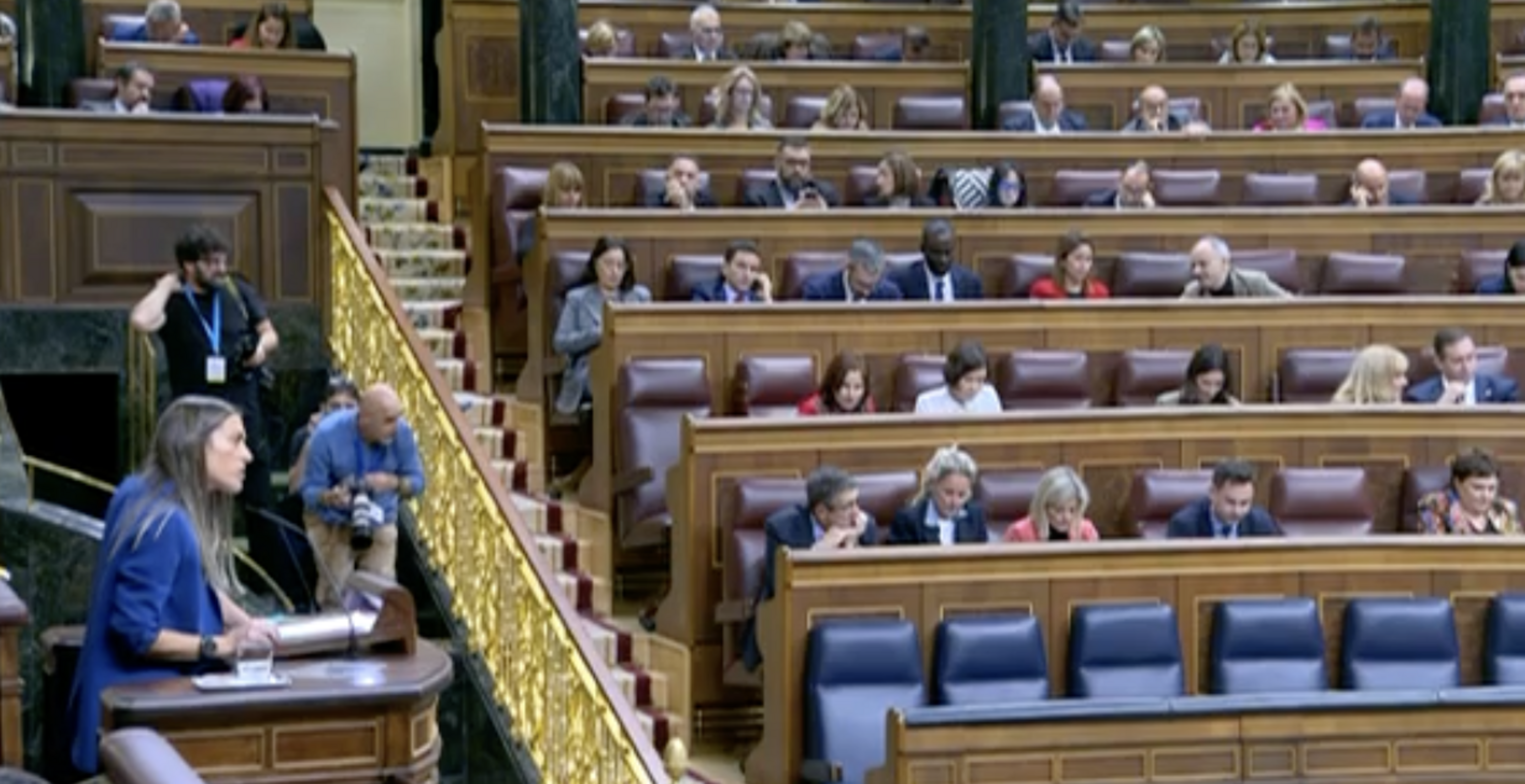 Míriam Nogueras dirigint-se a l'hemicicle.