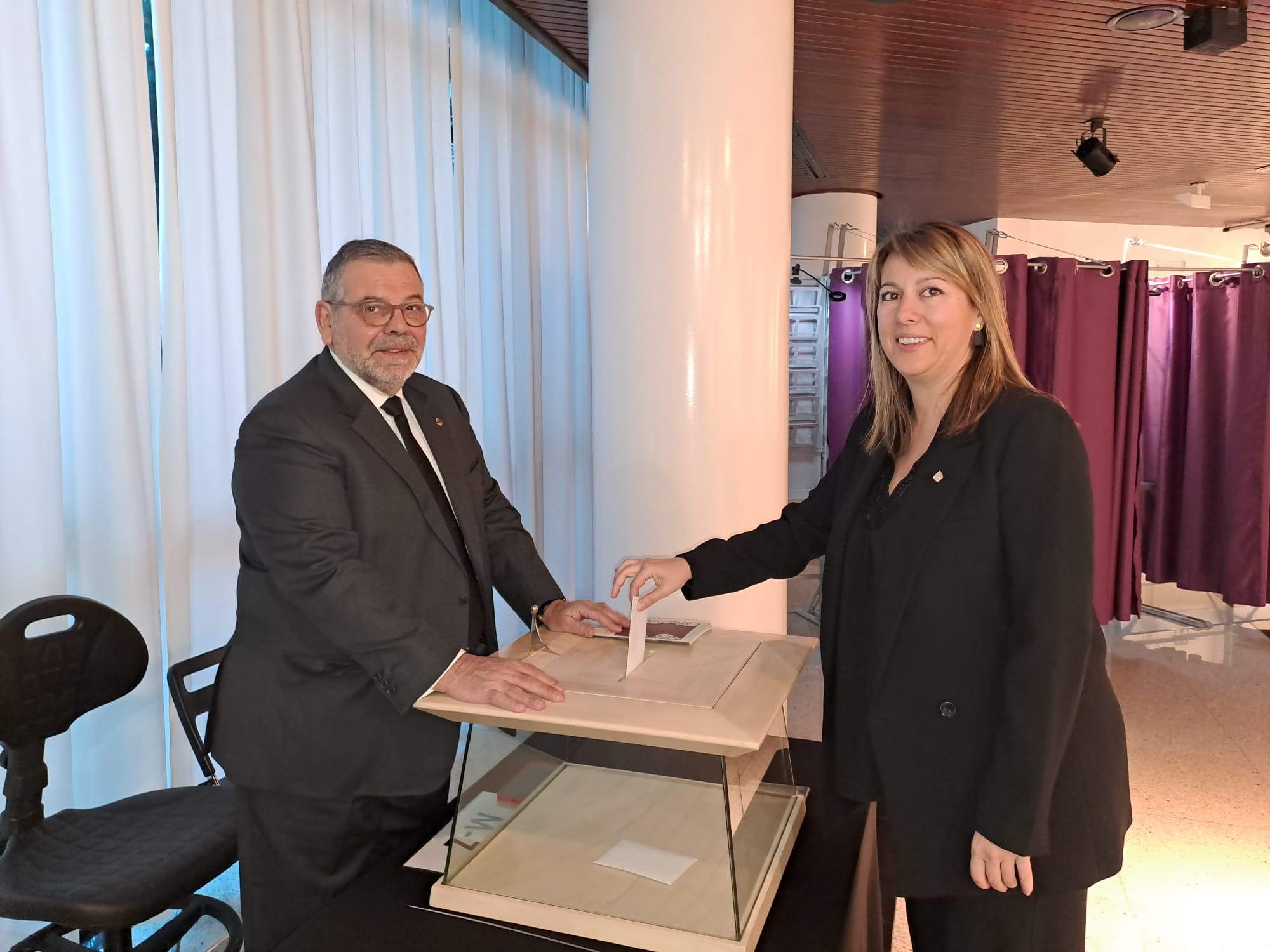 Esther Vidal emet el vot a Encamp.