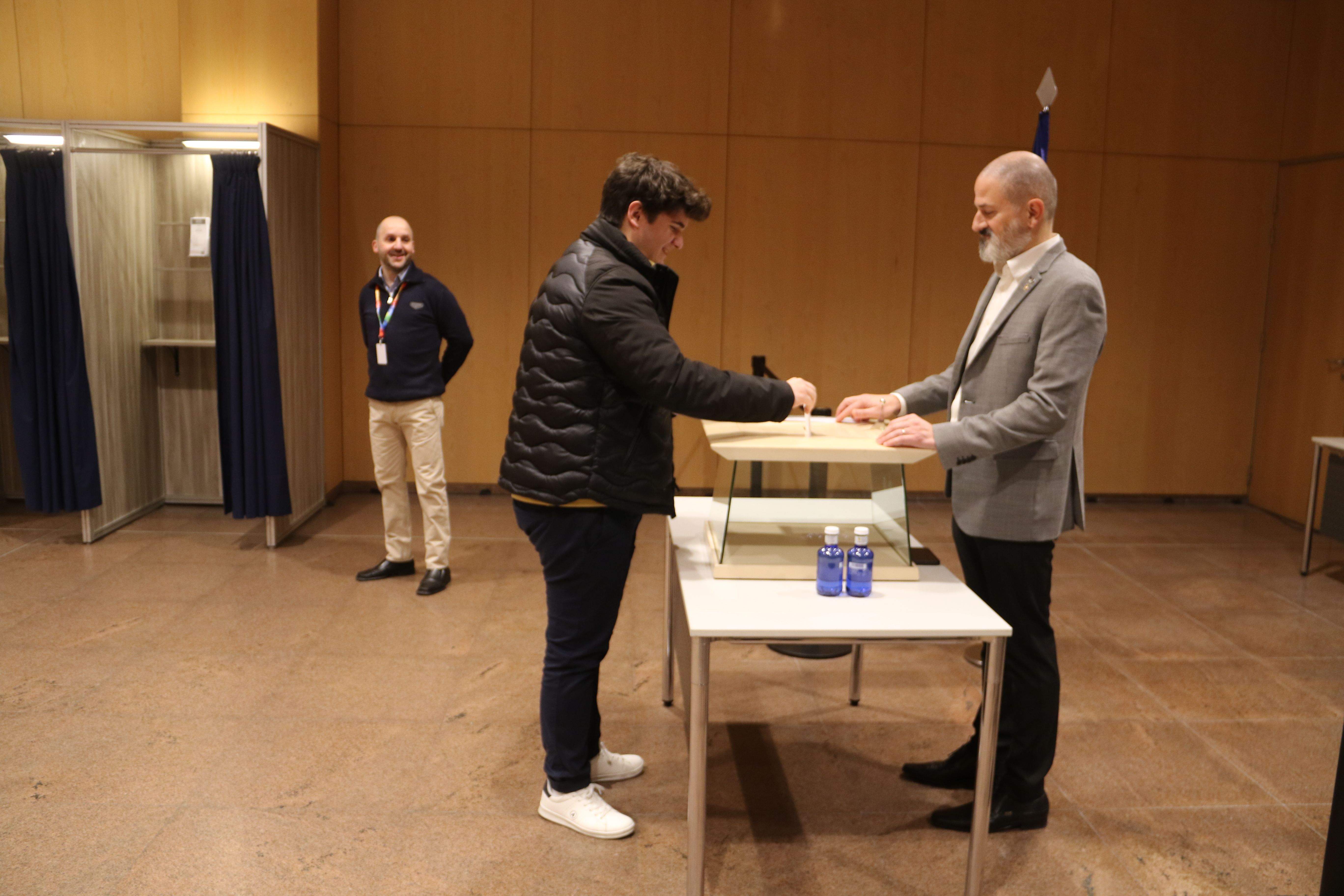 El primer votant a la capital, Miquel Àngel Català.