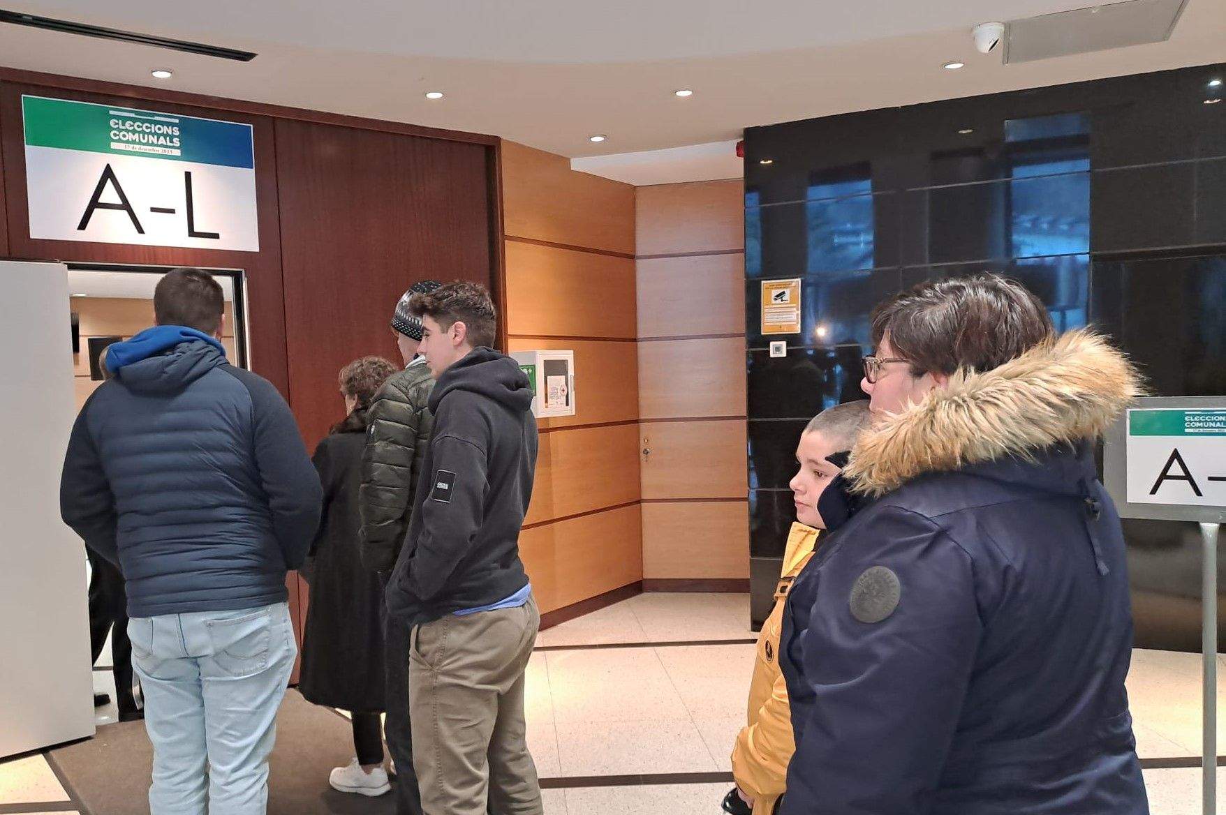 Primeres cues de votants, en aquest cas a Encamp.