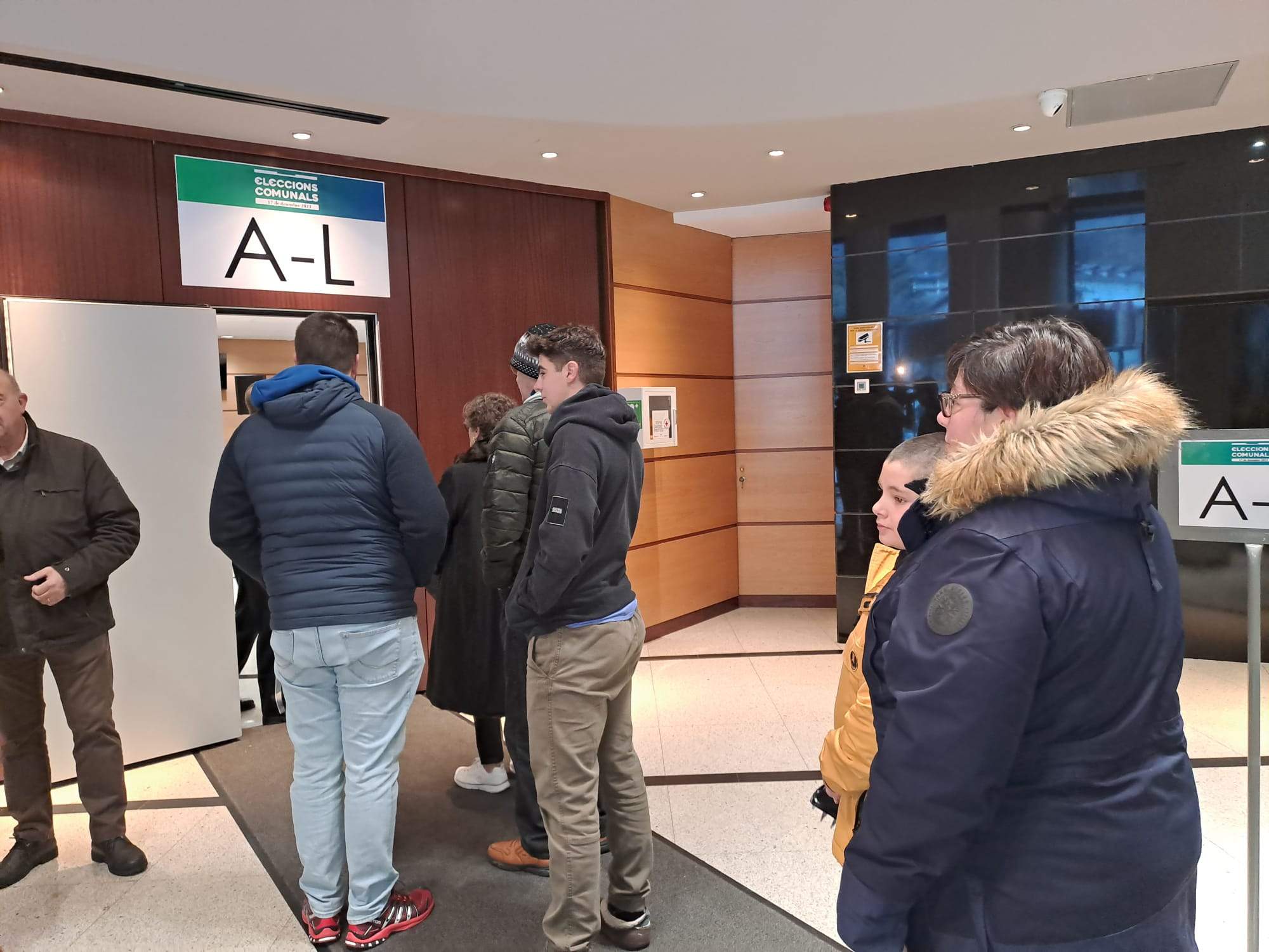 Electors esperant torn a Encamp.