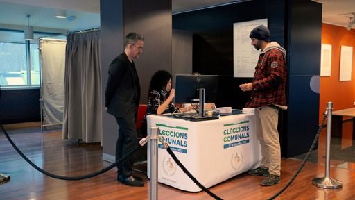 Un votant a Canillo.