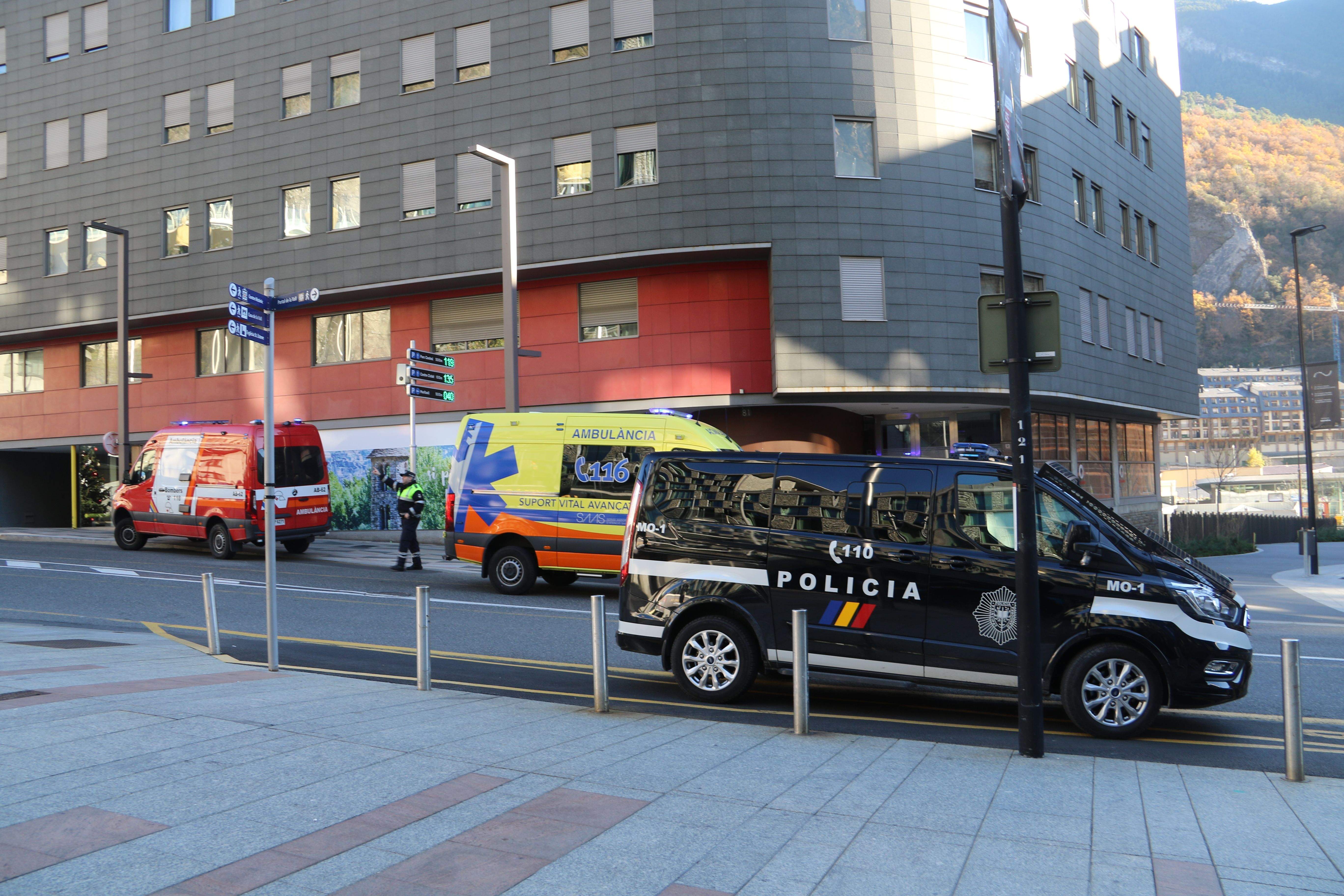 Vehicles de policia, bombers i SUM davant de l'edifici on han ocorregut els fets.
