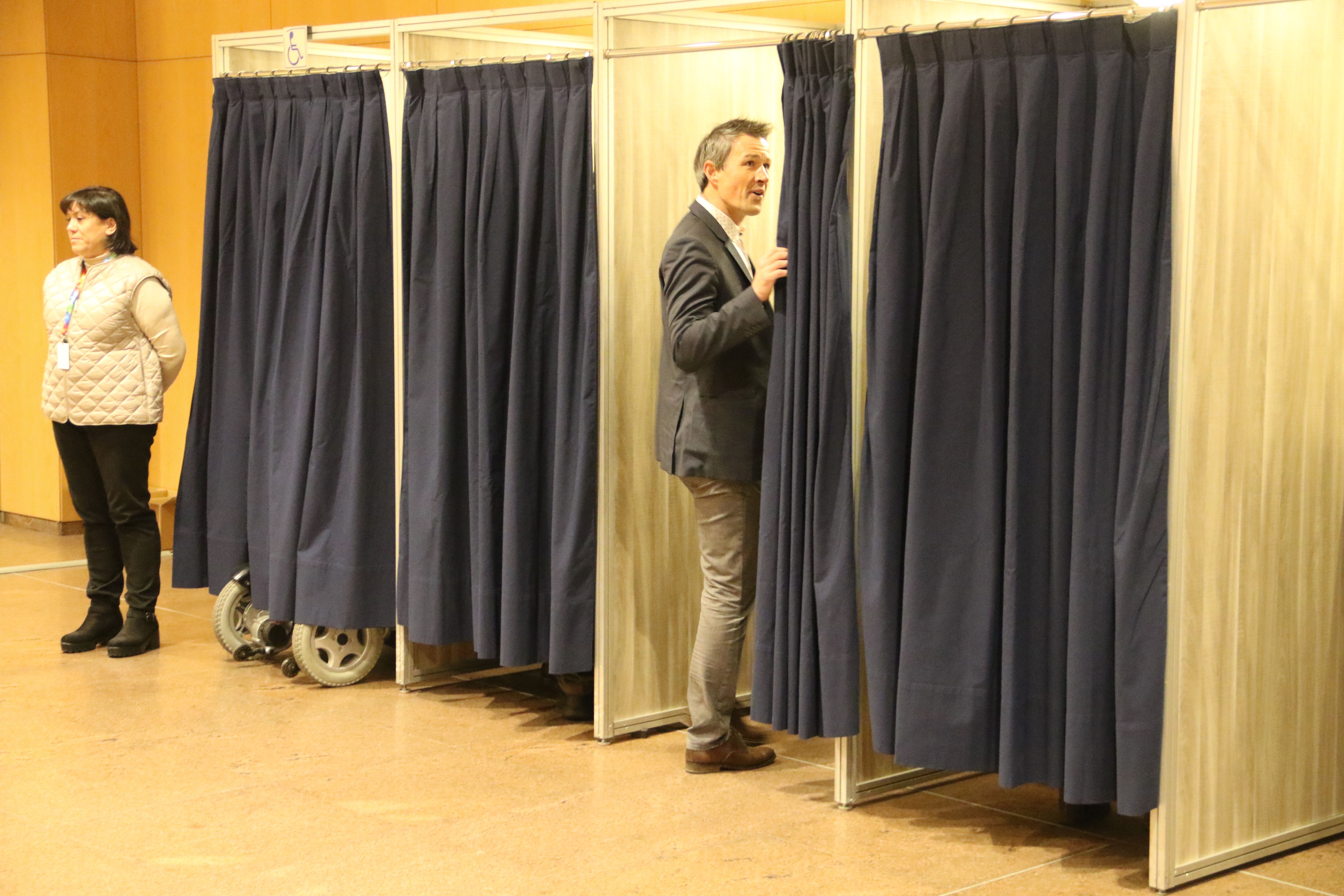 El cònsol i candidat a la reelecció es tanca a la cabina per preparar el seu sobre.