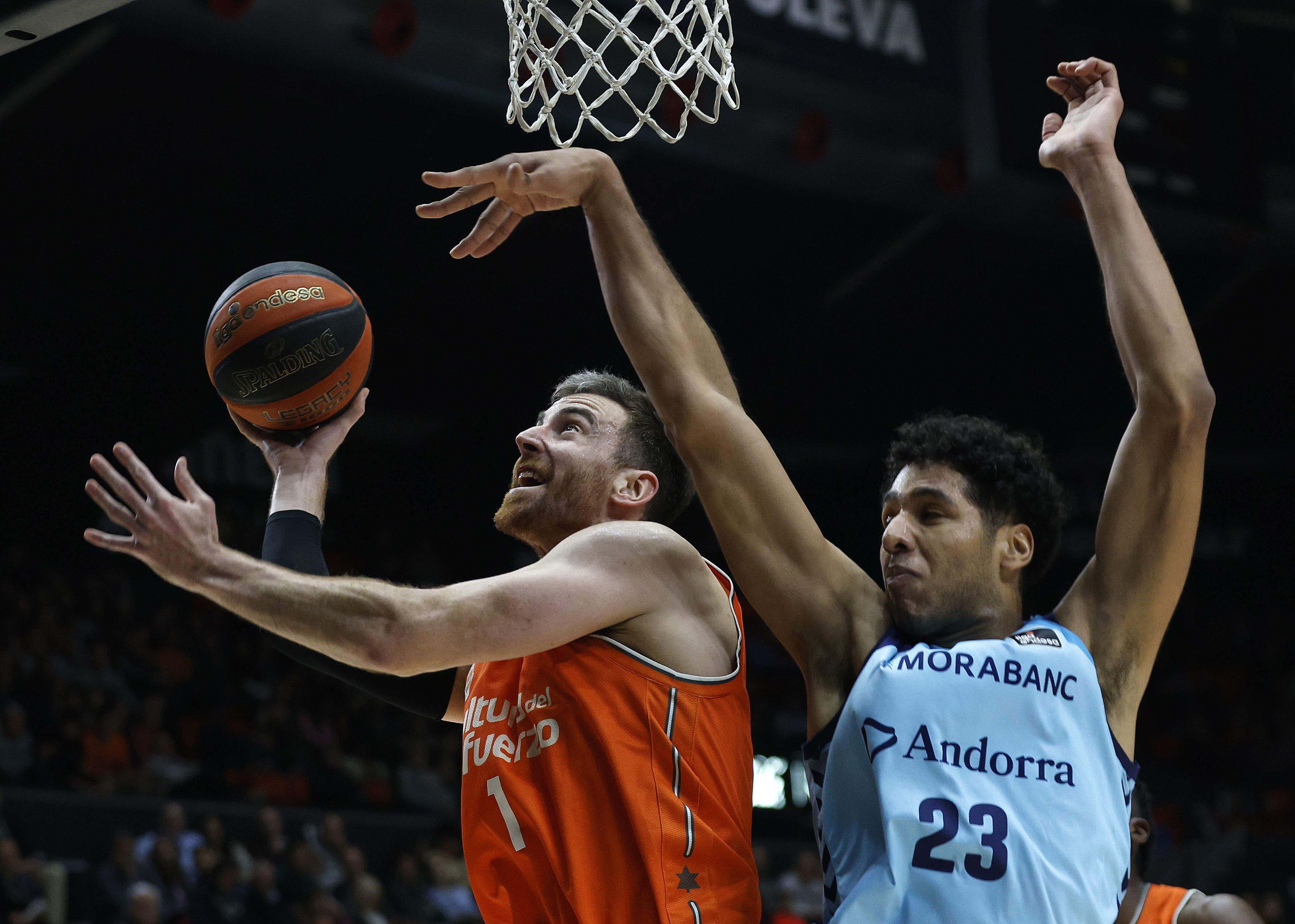 Dos Anjos intenta evitar la cistella d'un jugador local.