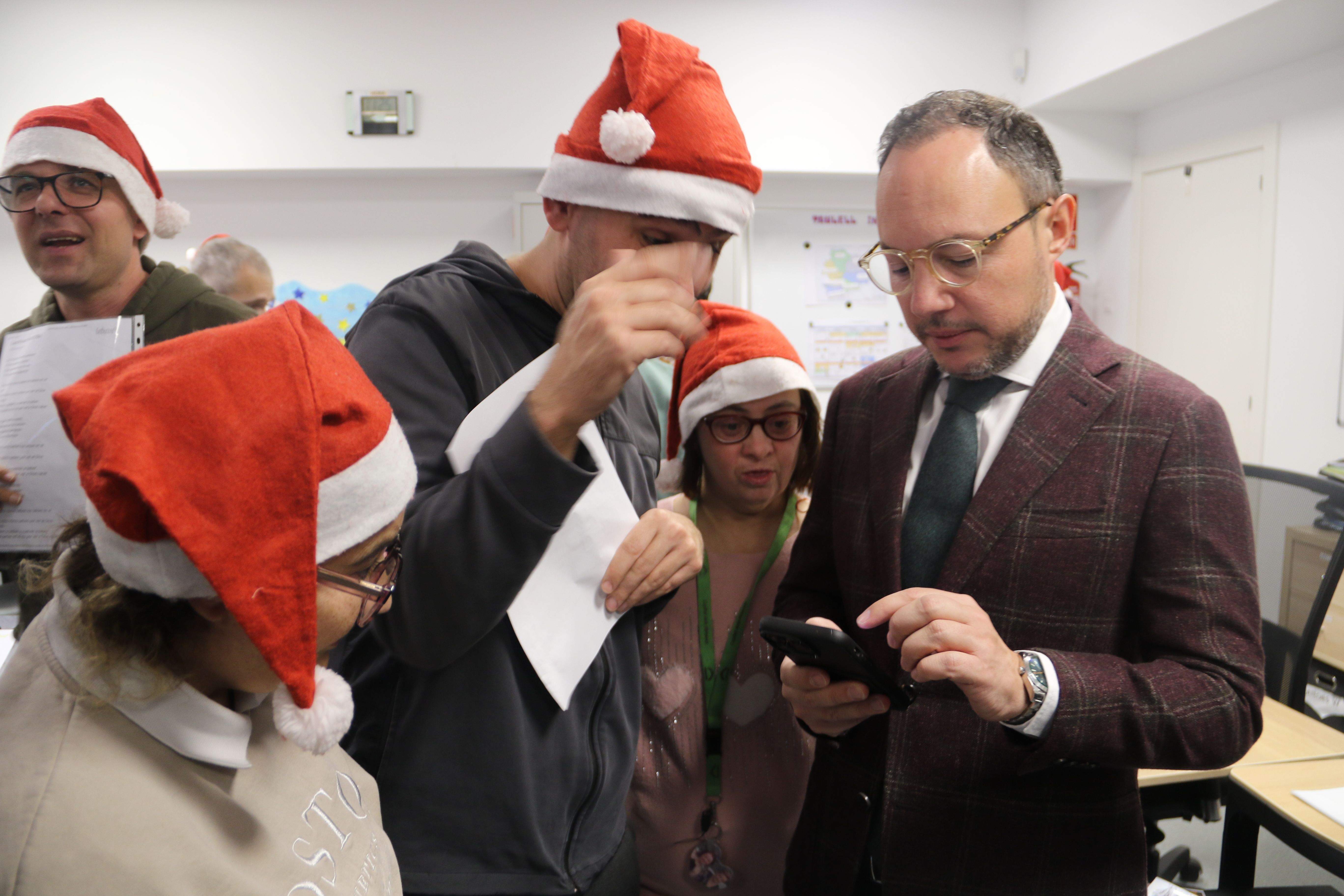 Xavier Espot departint amb usuaris del centre.