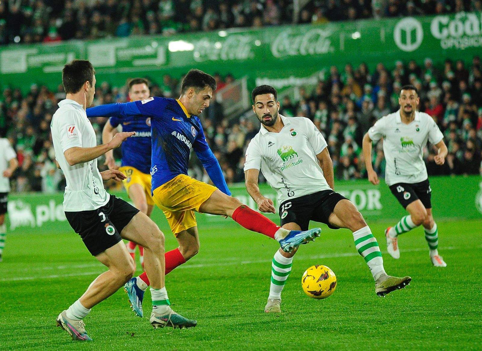 Álvaro Martín intenta connectar sense sort un xut.