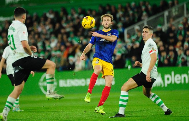 Samper intenta controlar una pilota. Samper intenta controlar una pilota.
