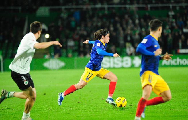 Álex Calvo condueix una pilota. Álex Calvo condueix una pilota.