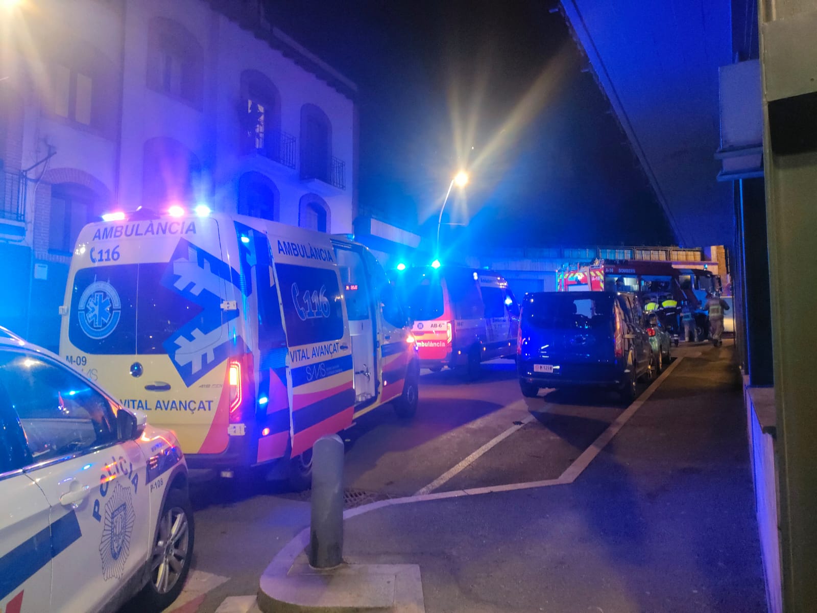 Policia, SUM, bombers... davant de l'edifici on hi ha hagut el luctuós succés.