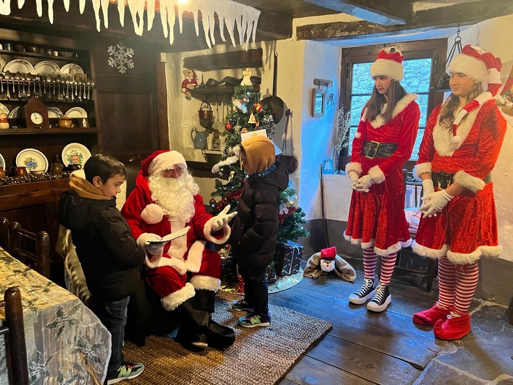 El Pare Noel, ja instal·lat a Casa Cristo.