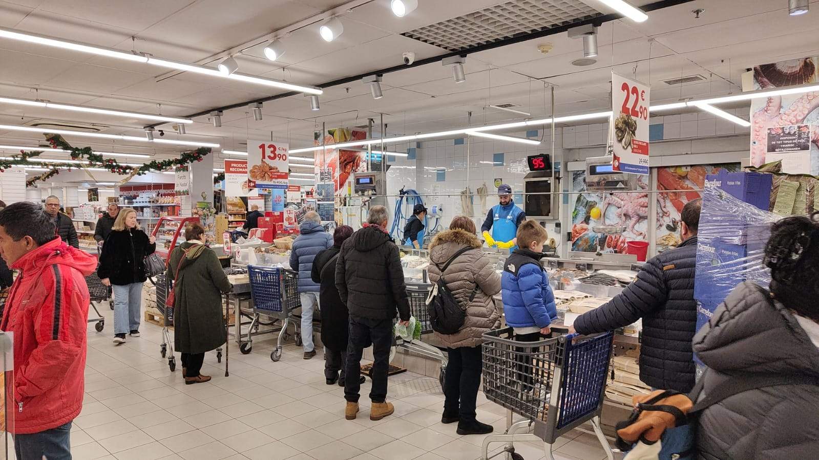 Clients comprant carn a un centre comercial del país.