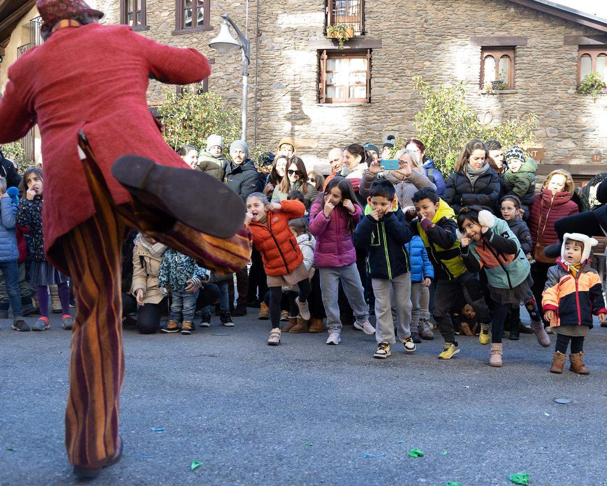 Els infants, esperant per fer cagar el Tió.