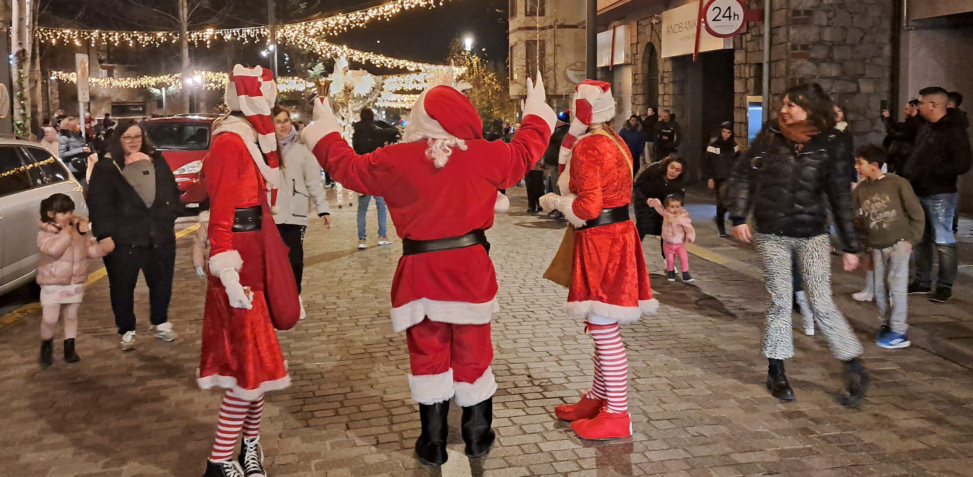 El Pare Noel animant la gent a seguir-lo pels carrers d'Encamp.