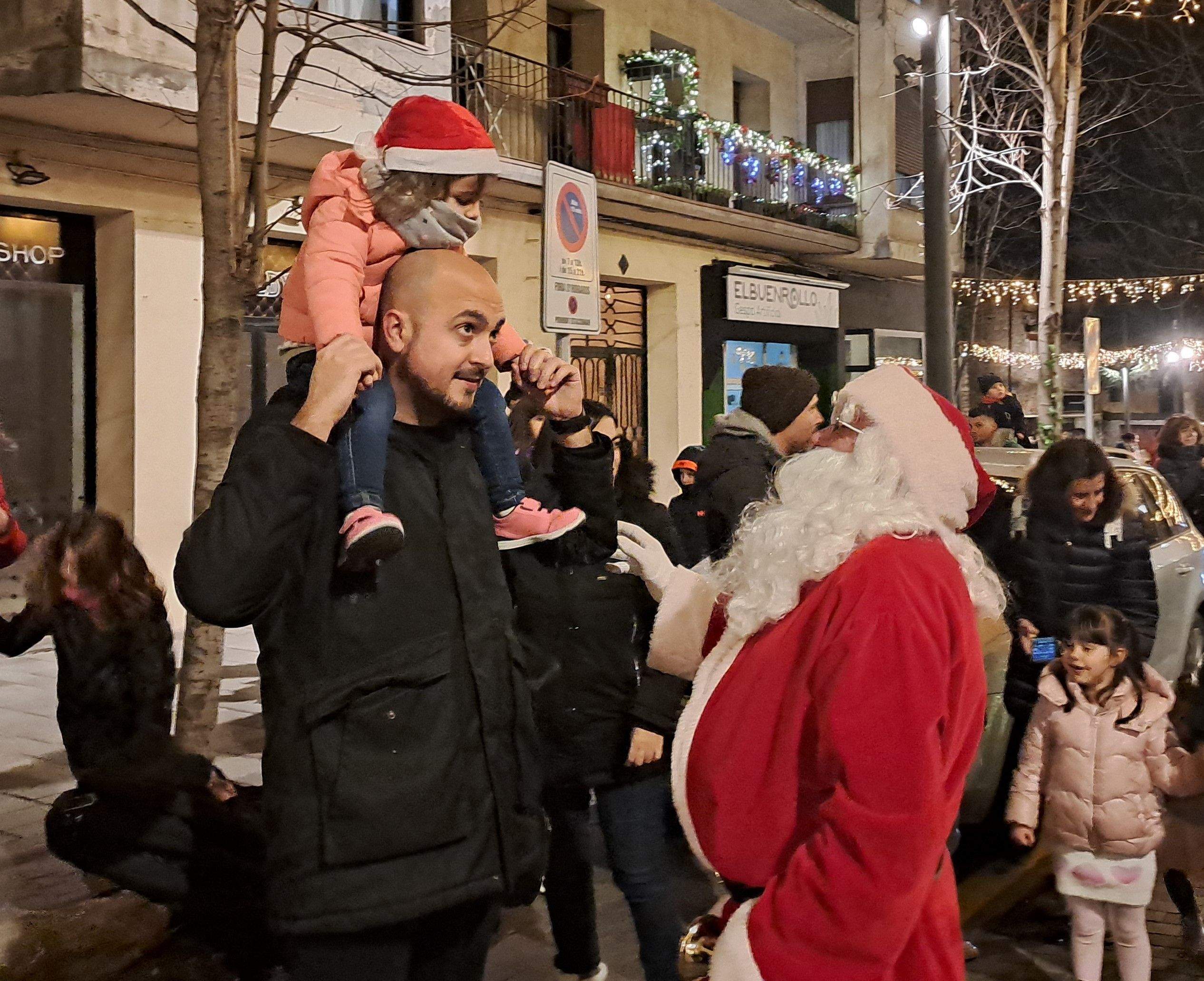 El Pare Noel saluda el conseller comunal Xavi Fernández i la seva filla.