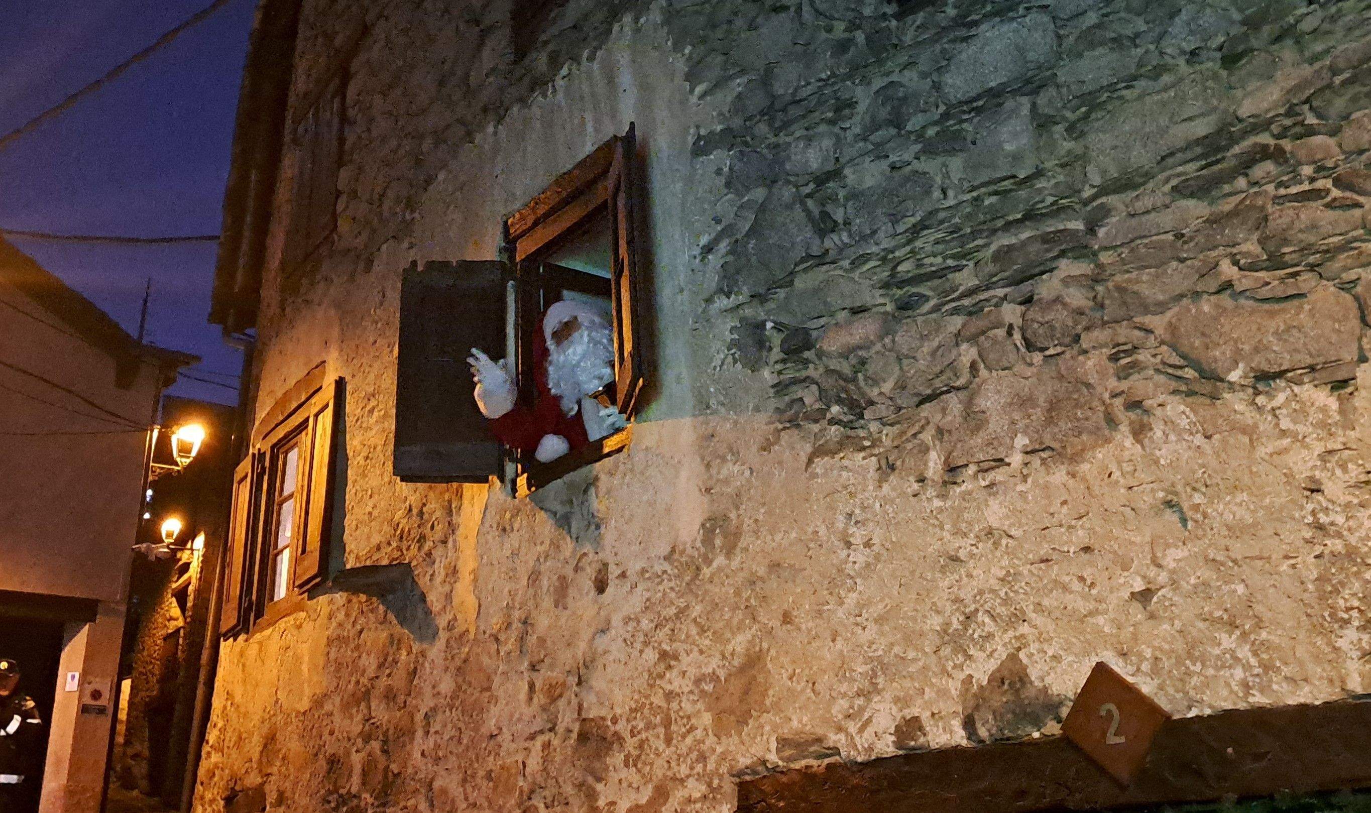 Saludant des de la finestra de Casa Cristo.