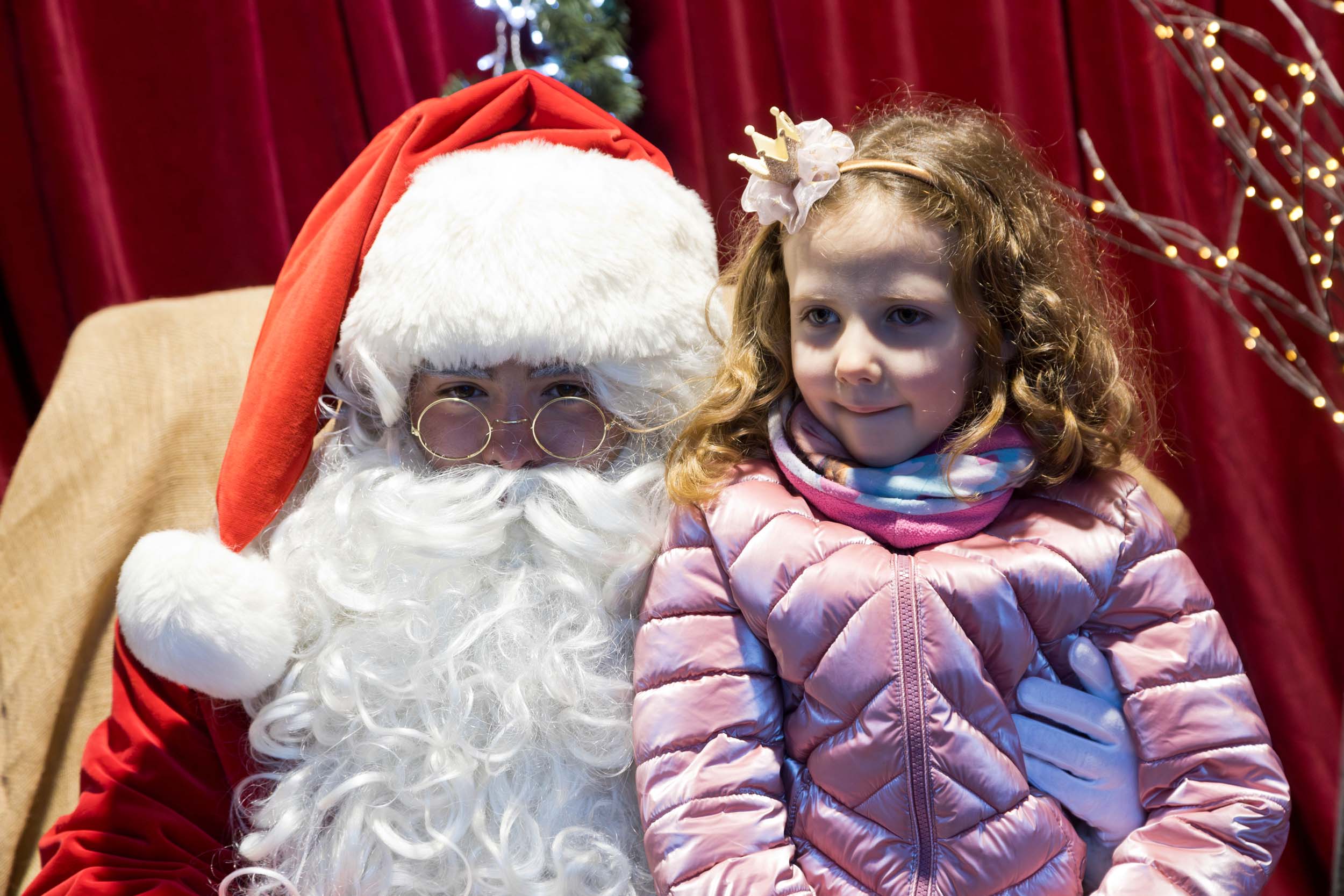El Pare Noel amb una nena de la Massana.