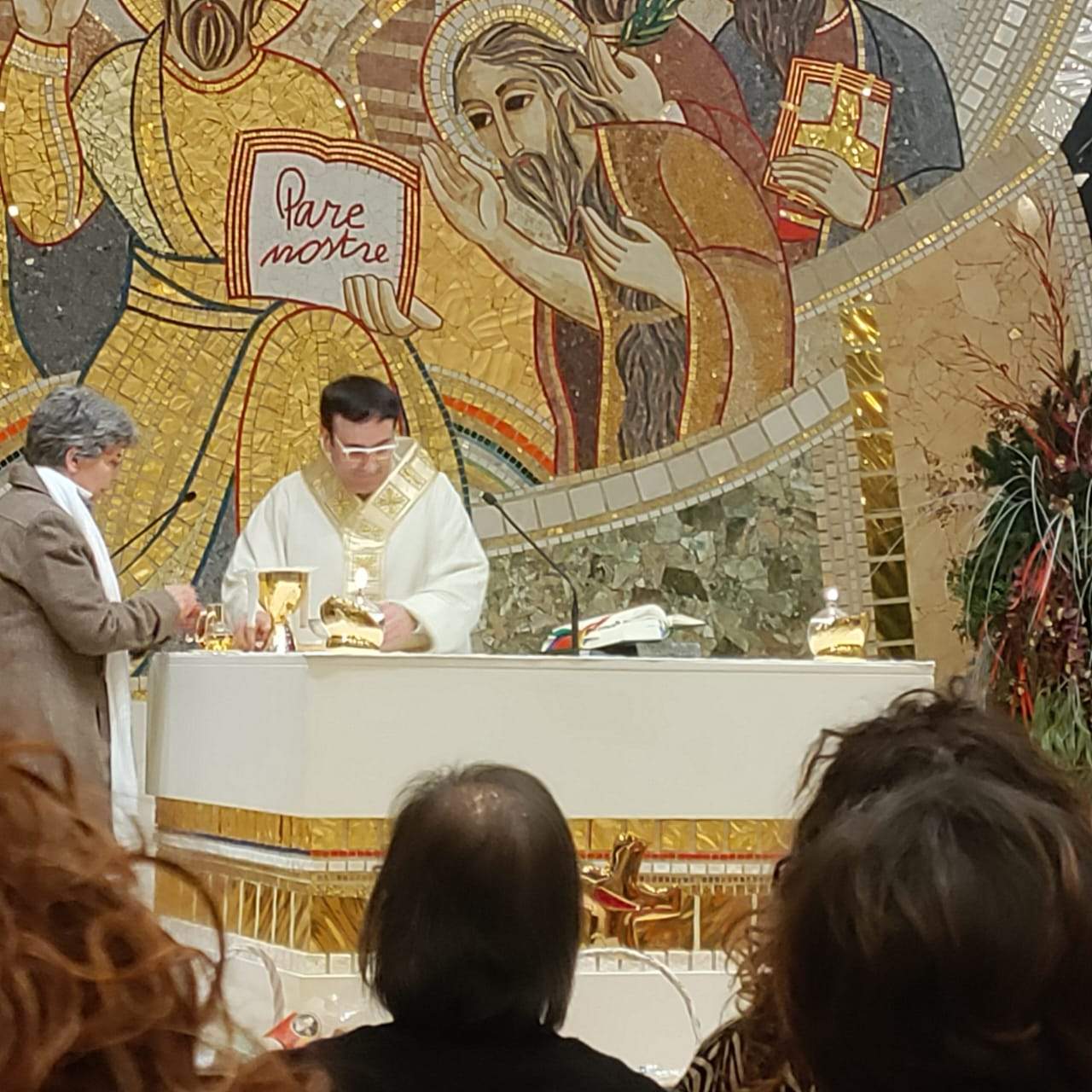 El rector de Sant Julià, Pepe Chisvert; i la verge consagrada, Cristina Ribot durant la Missa del Gall.