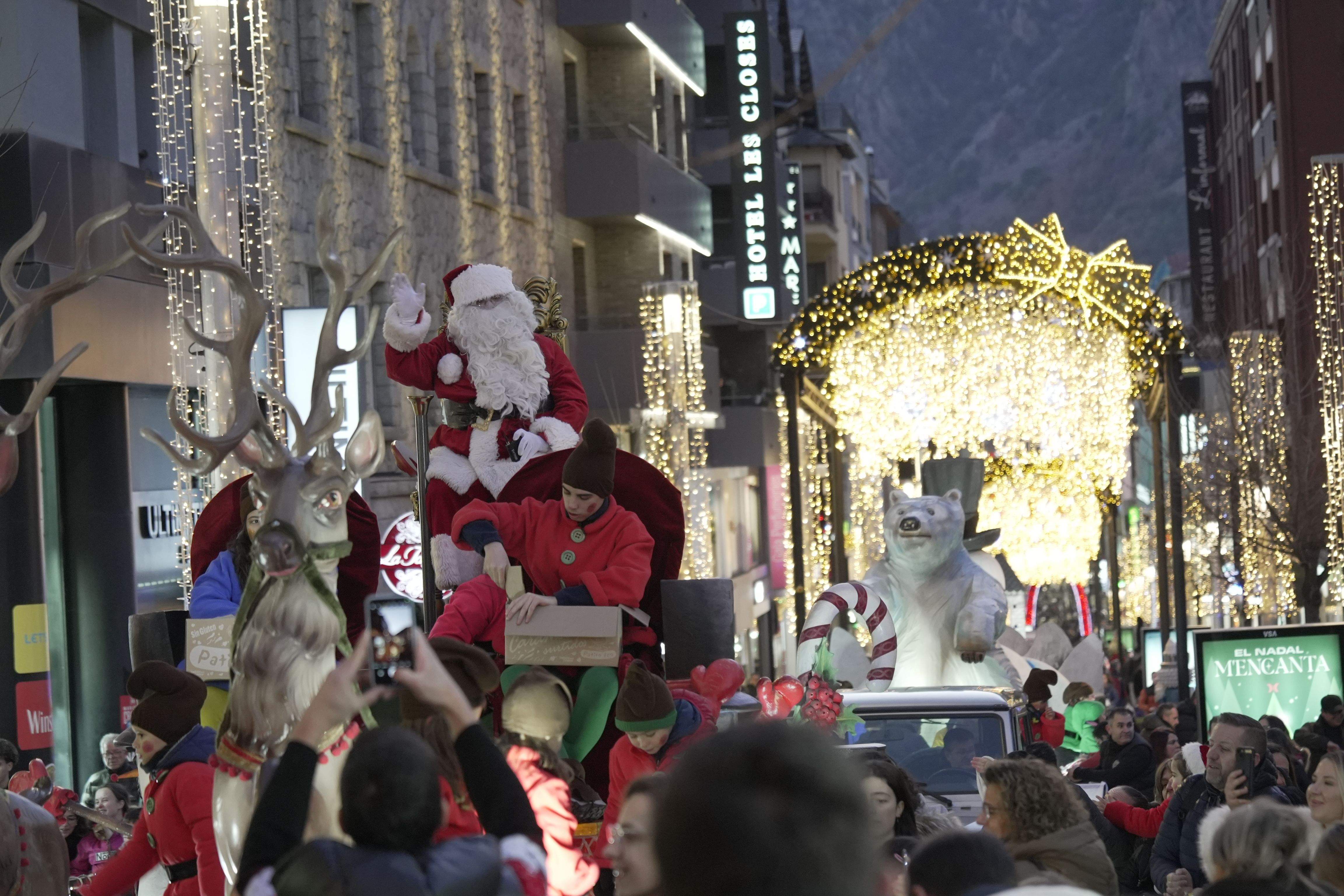 El Pare Noel desfilant pels carrers d'Escaldes.