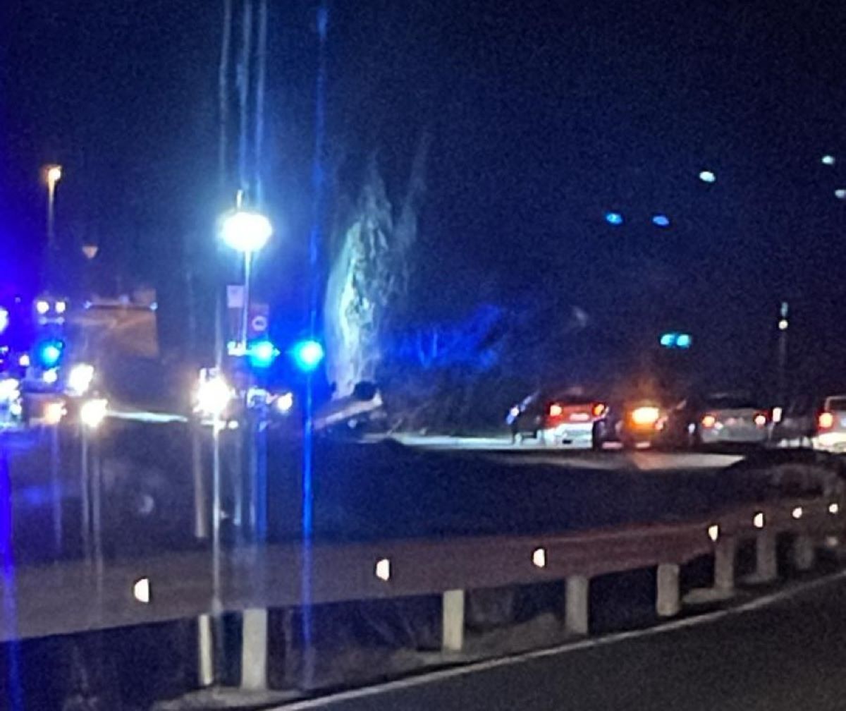 El turisme ha acabat bolcant a la rotonda.