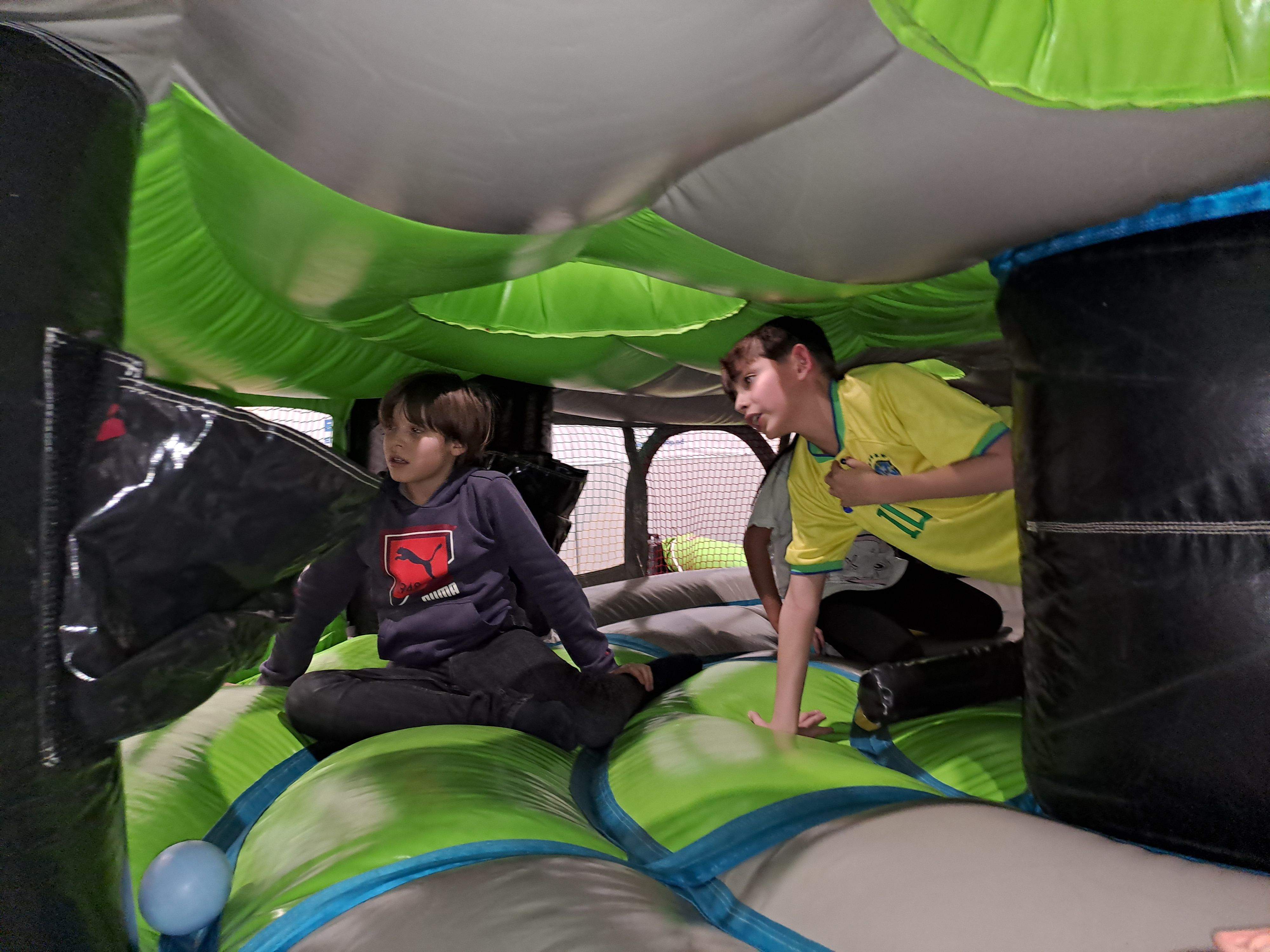 Dos nens dins d'un inflable. 