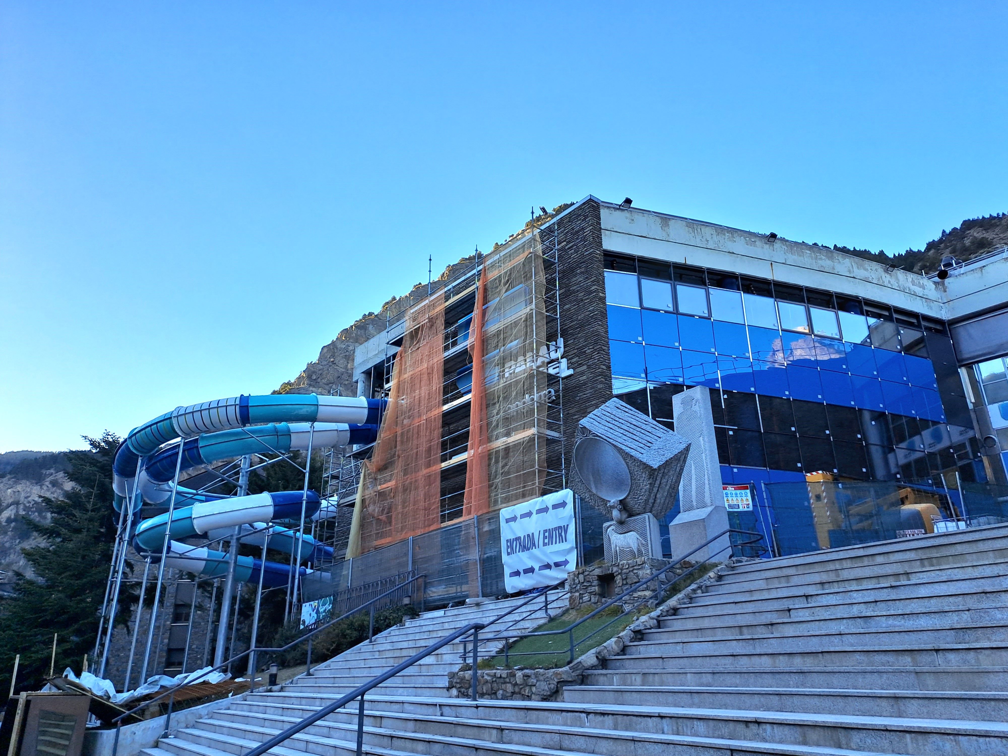 L'exterior de la piscina del Palau de Gel, aquests dies.