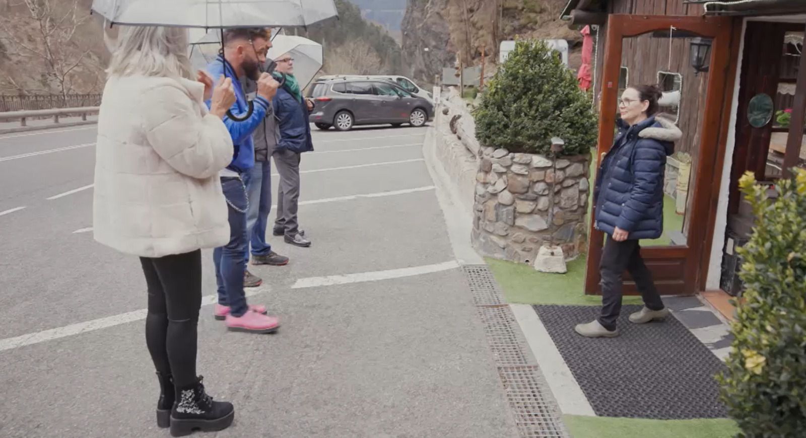 Tres dels concursants amb Marc Ribas a punt d'entrar a la Cantina de Racons.