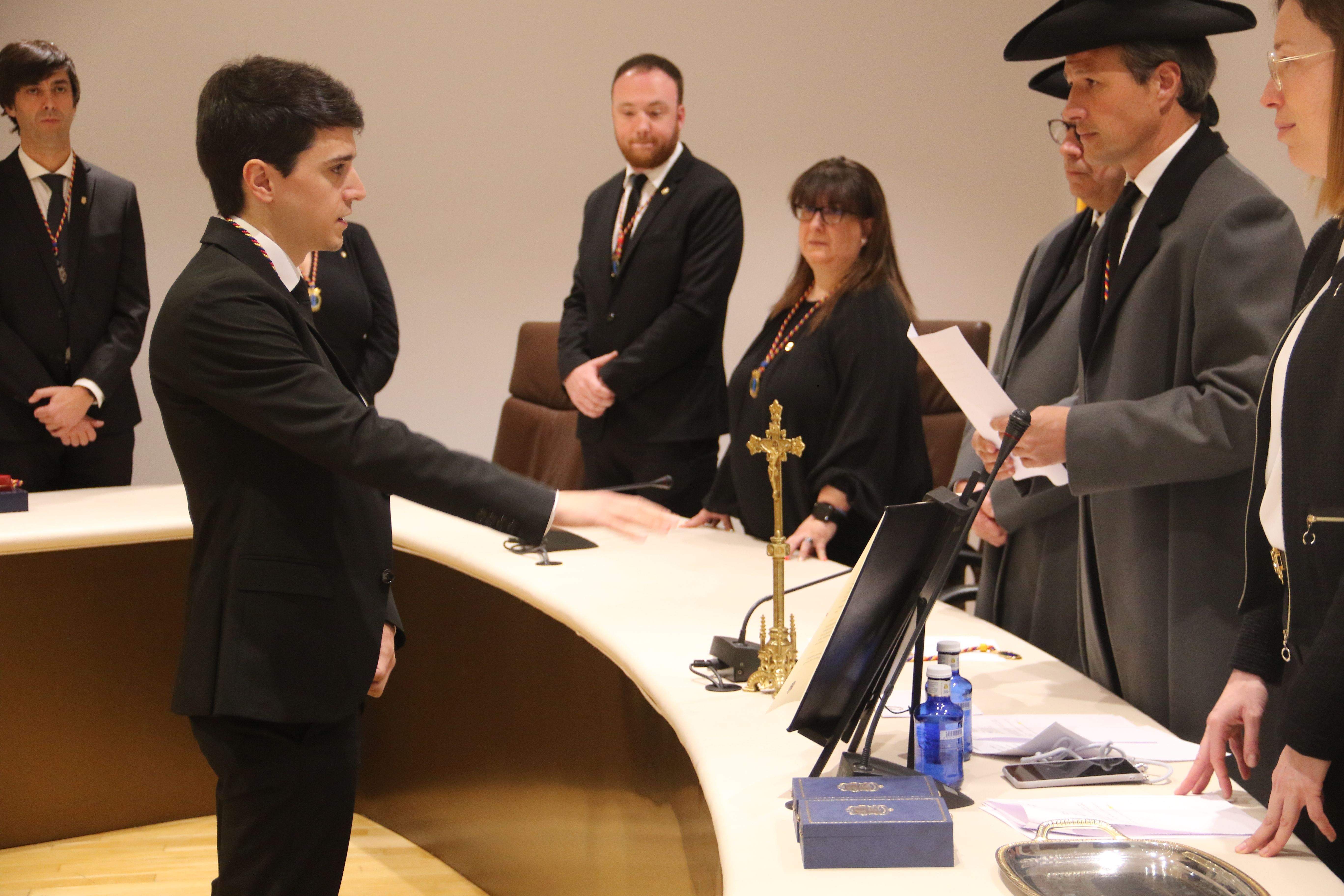 Astrié prenent jurament a Marc Torrent com a conseller menor.