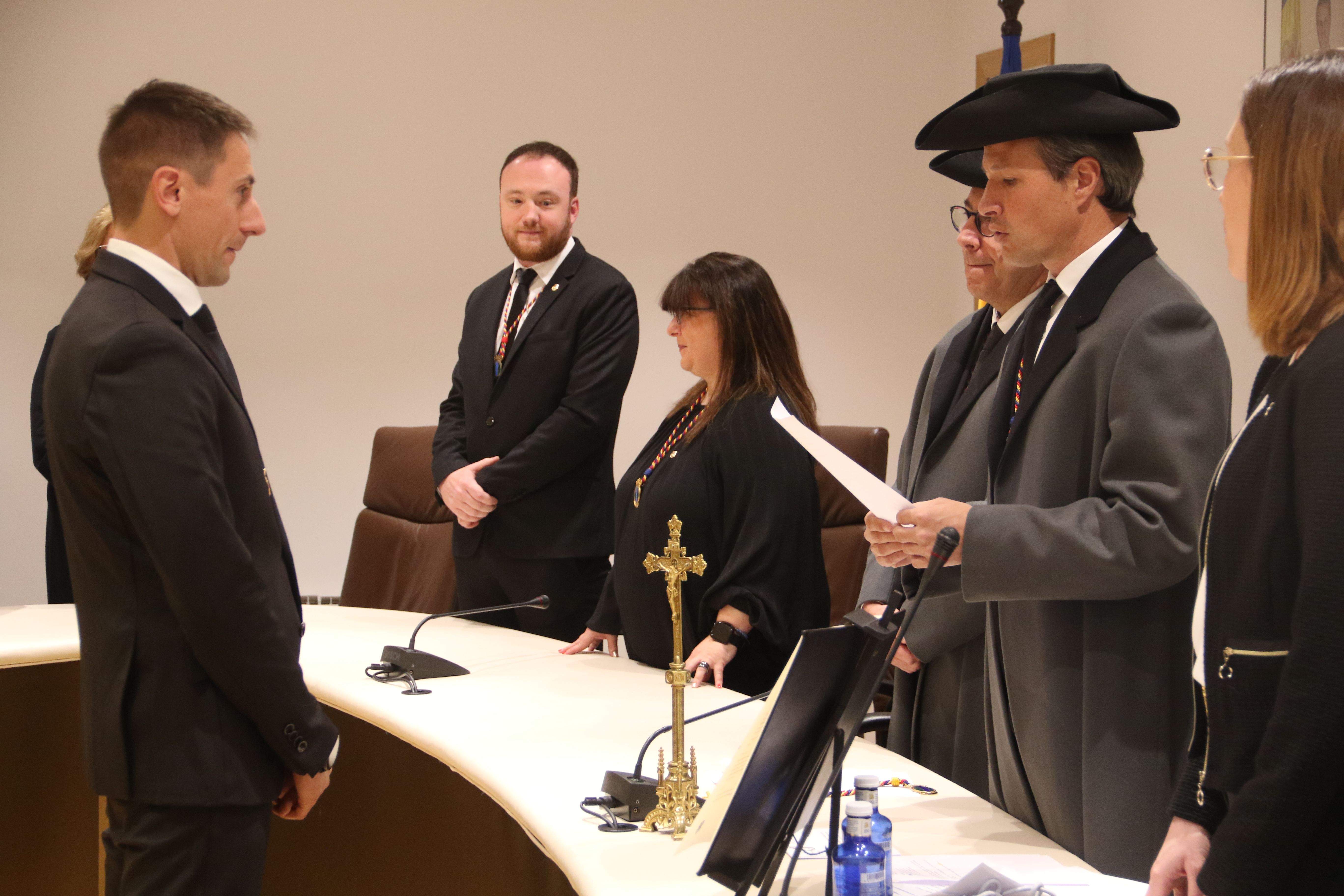 Astrié prenent jurament a Jordi Cabanes com a conseller major.