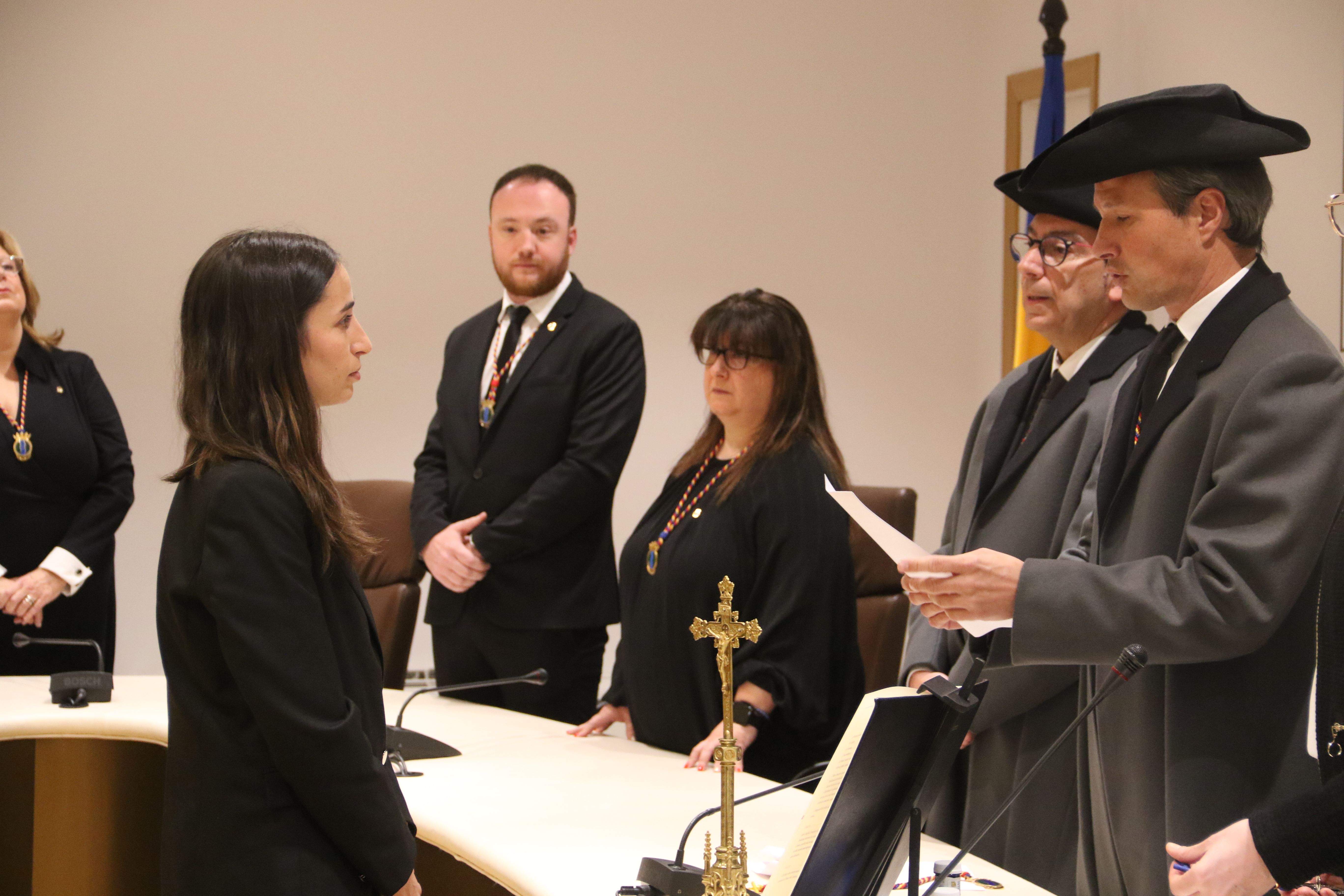 Astrié prenent jurament a Olalla Losada com a cònsol menor.