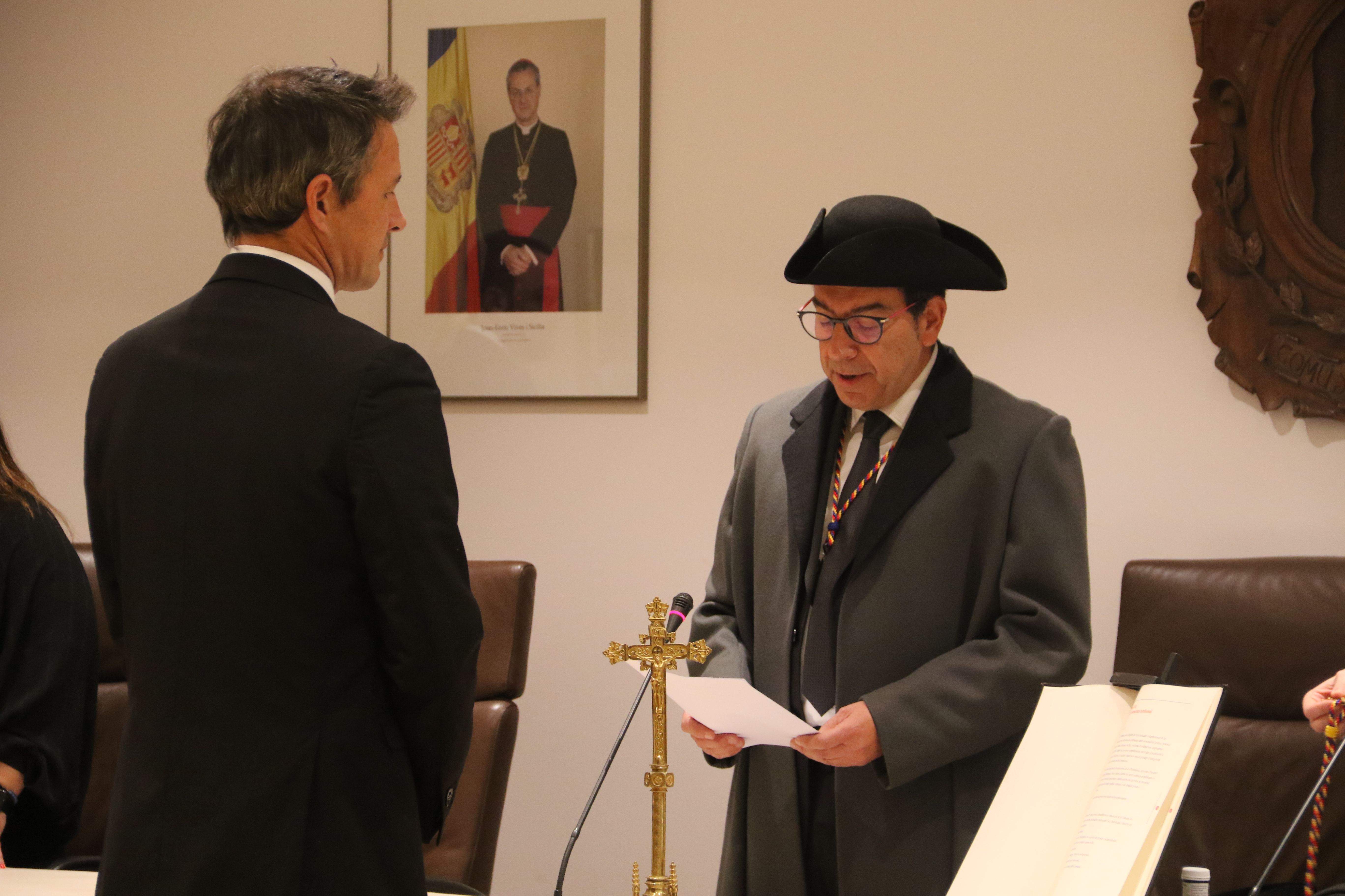 Miquel Canturri pren jurament a David Astrié.