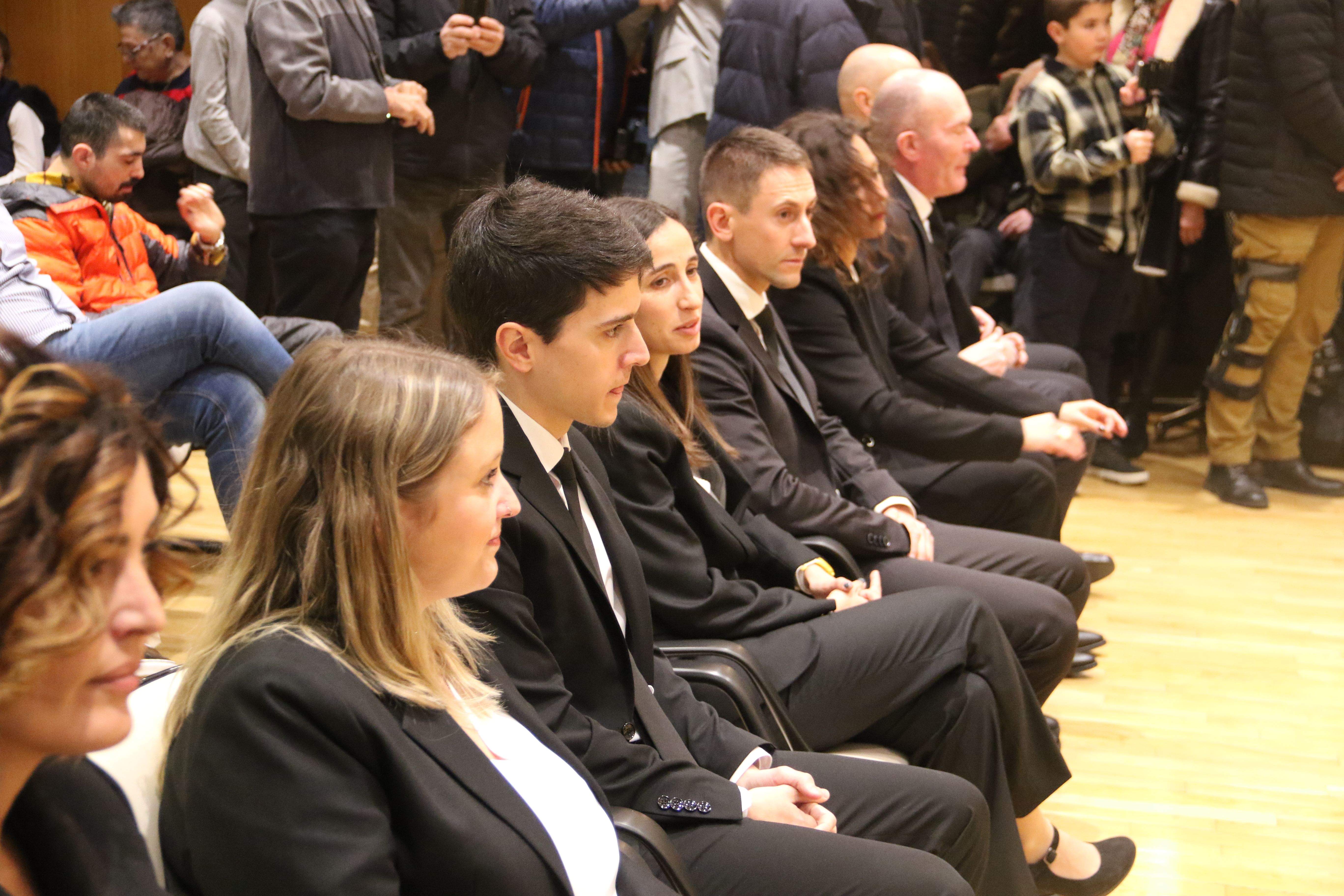 Els nous consellers esperant torn perquè se'ls prengués jurament. 